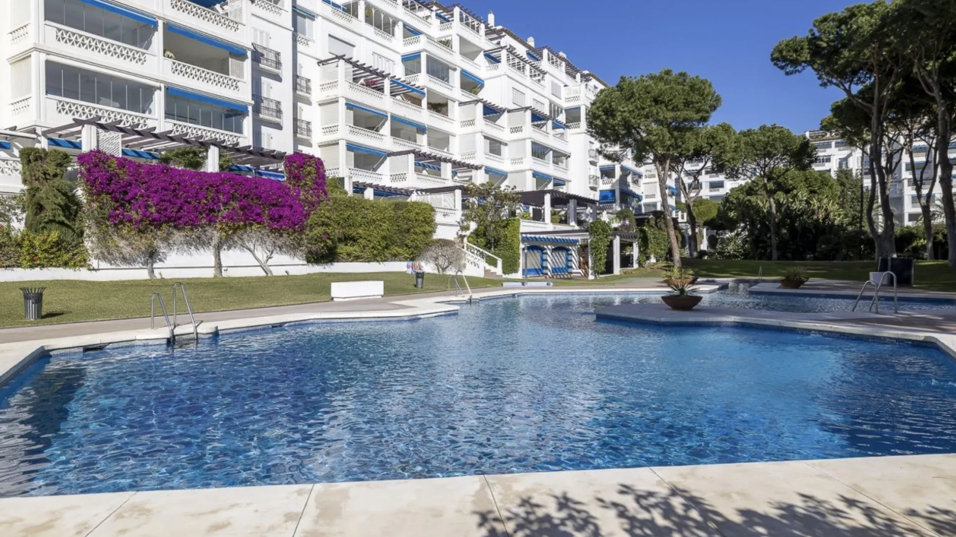 Comprar apartamento en Playas del Duque de 3 dormitorios