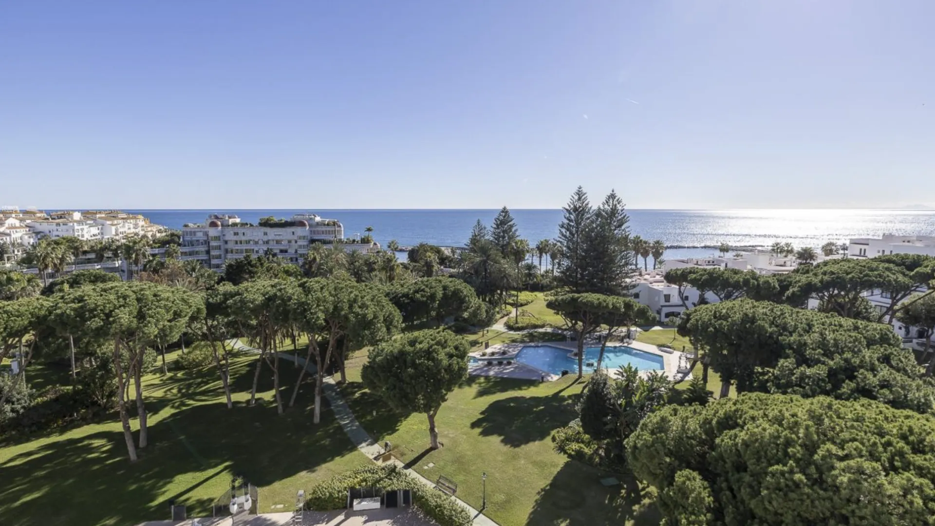 Comprar apartamento en Playas del Duque de 3 dormitorios