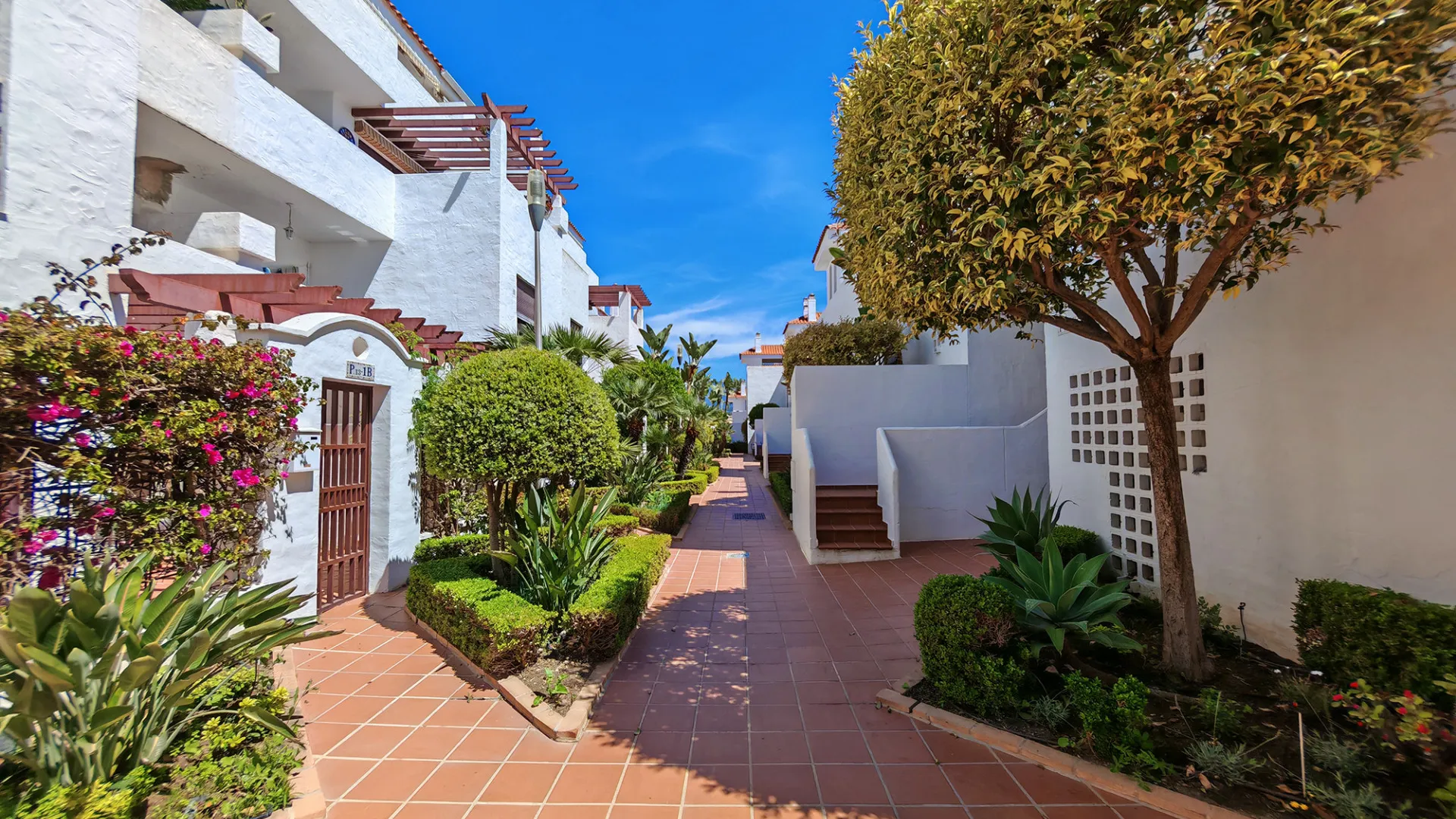 Nueva Andalucia 2 bedrooms apartment for sale