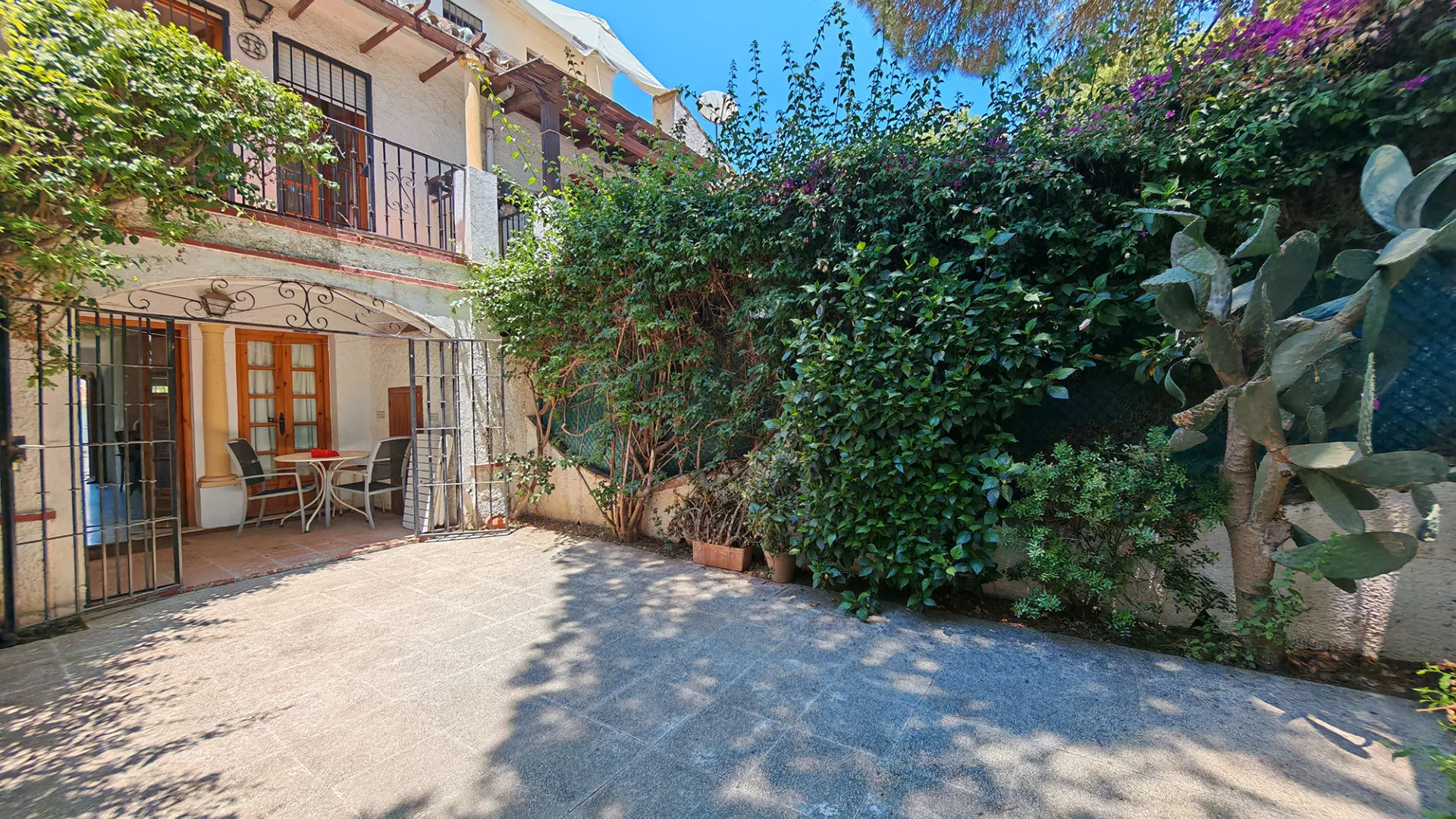 Adosado de 2 dormitorios en venta en Elviria