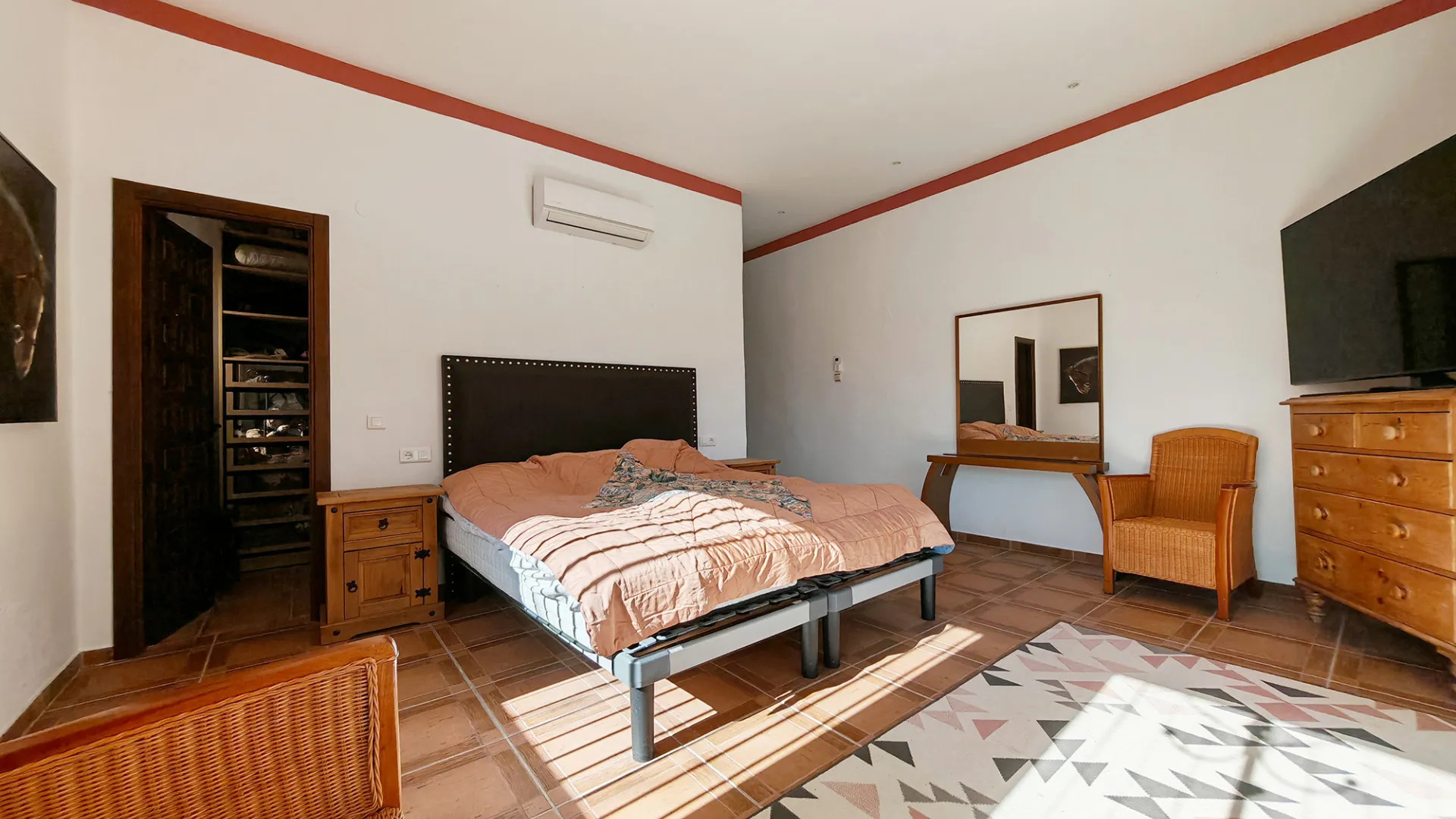 Coin, finca con 12 dormitorios en venta