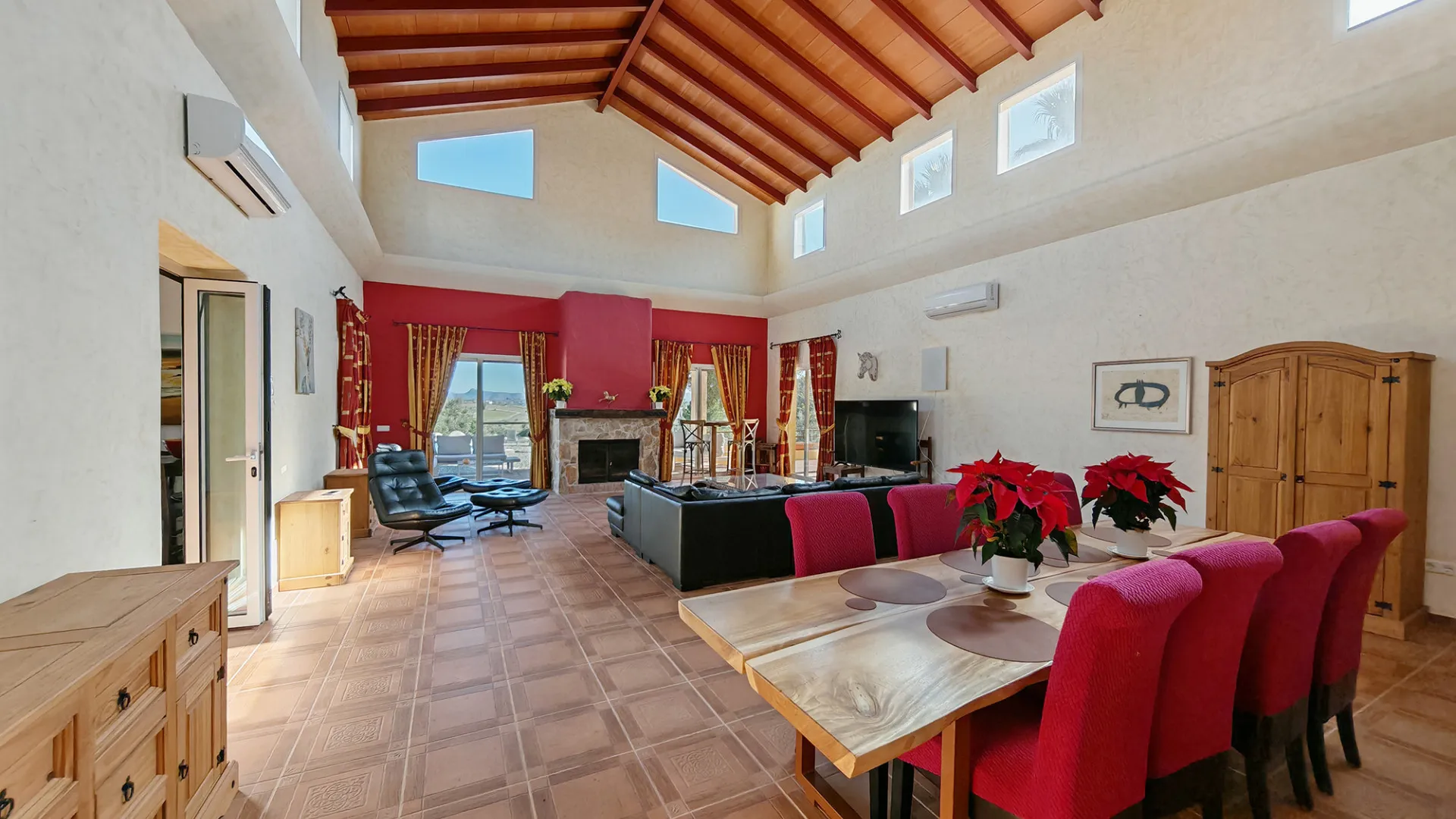 Coin, finca con 12 dormitorios en venta