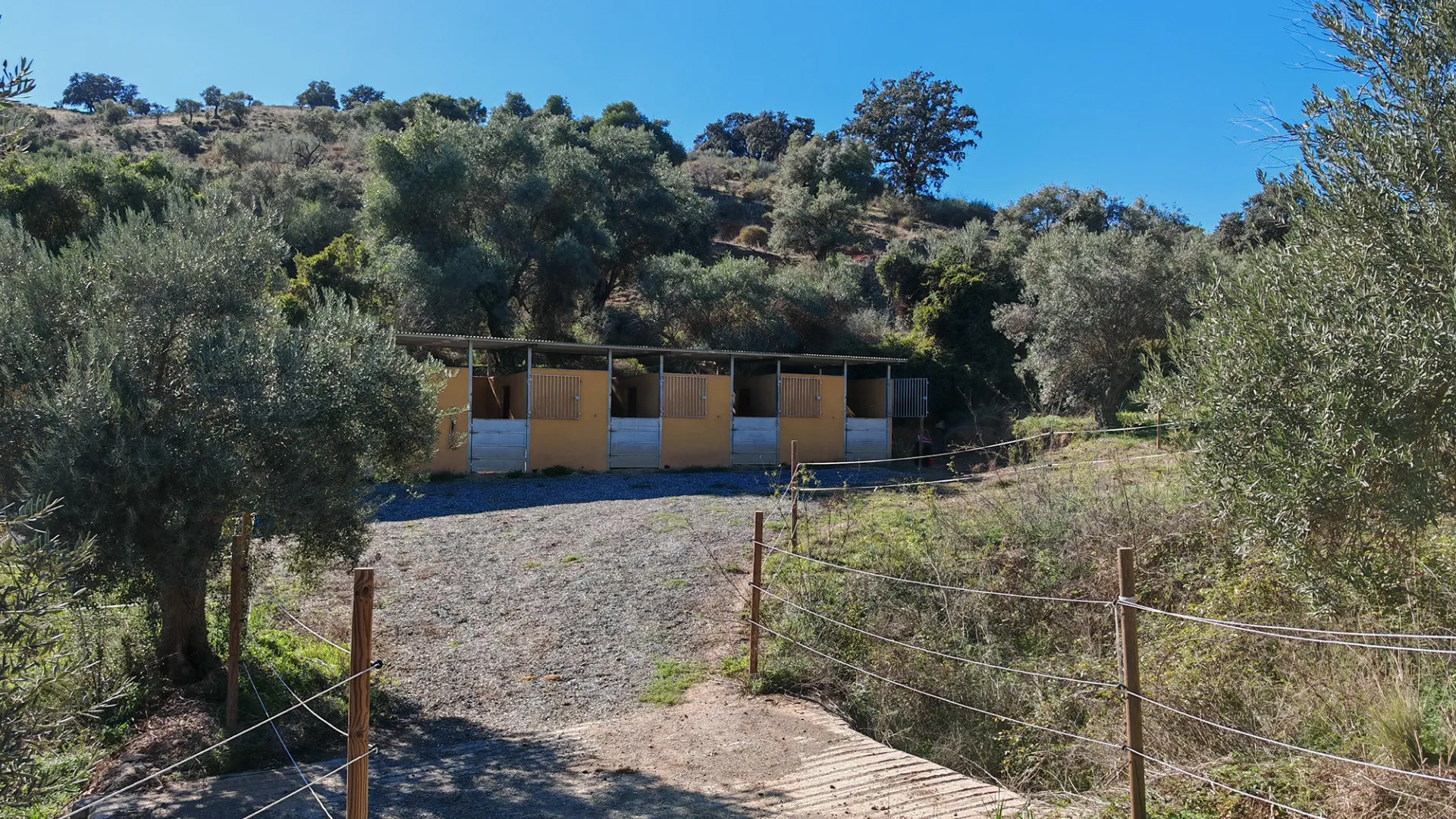 Coin, finca con 12 dormitorios en venta