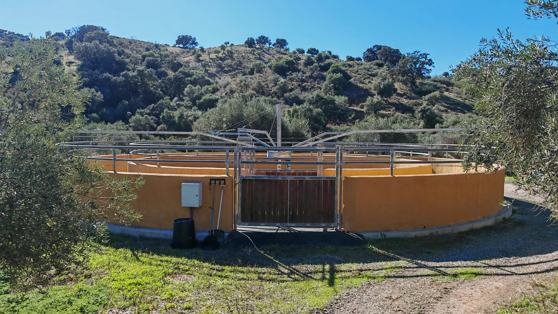 Coin, finca con 12 dormitorios en venta