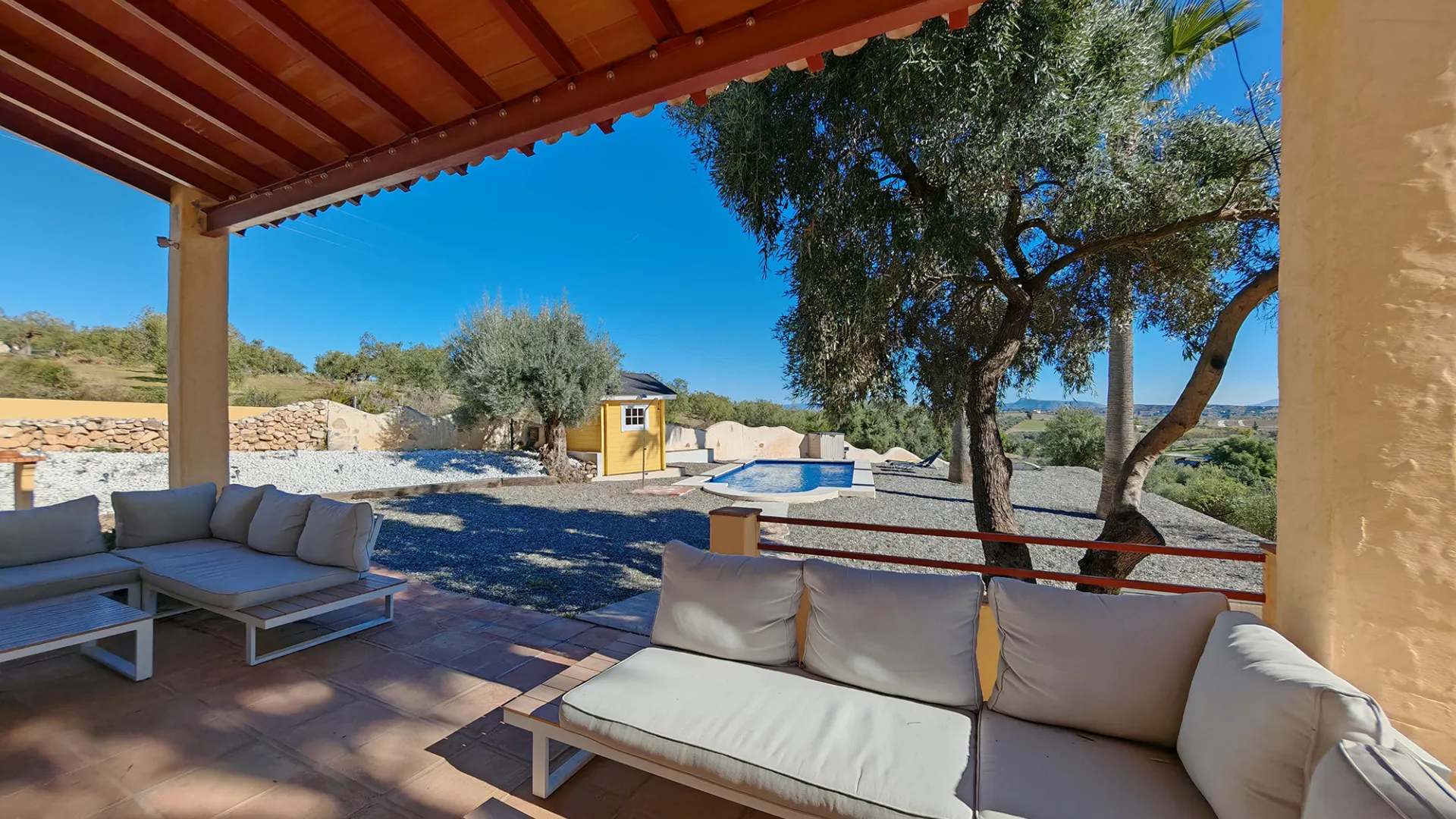 Coin, finca con 12 dormitorios en venta