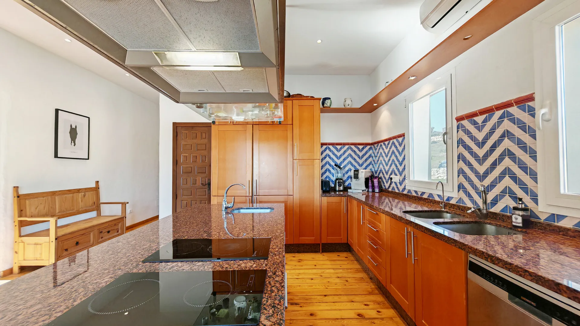 Coin, finca con 12 dormitorios en venta