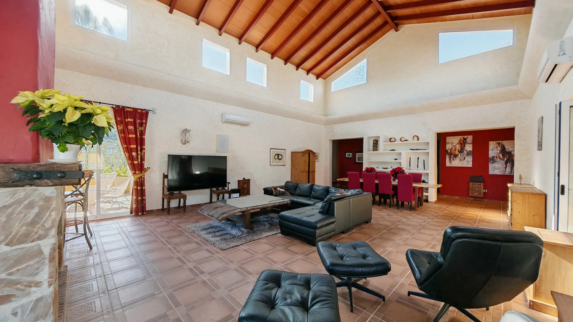 Coin, finca con 12 dormitorios en venta