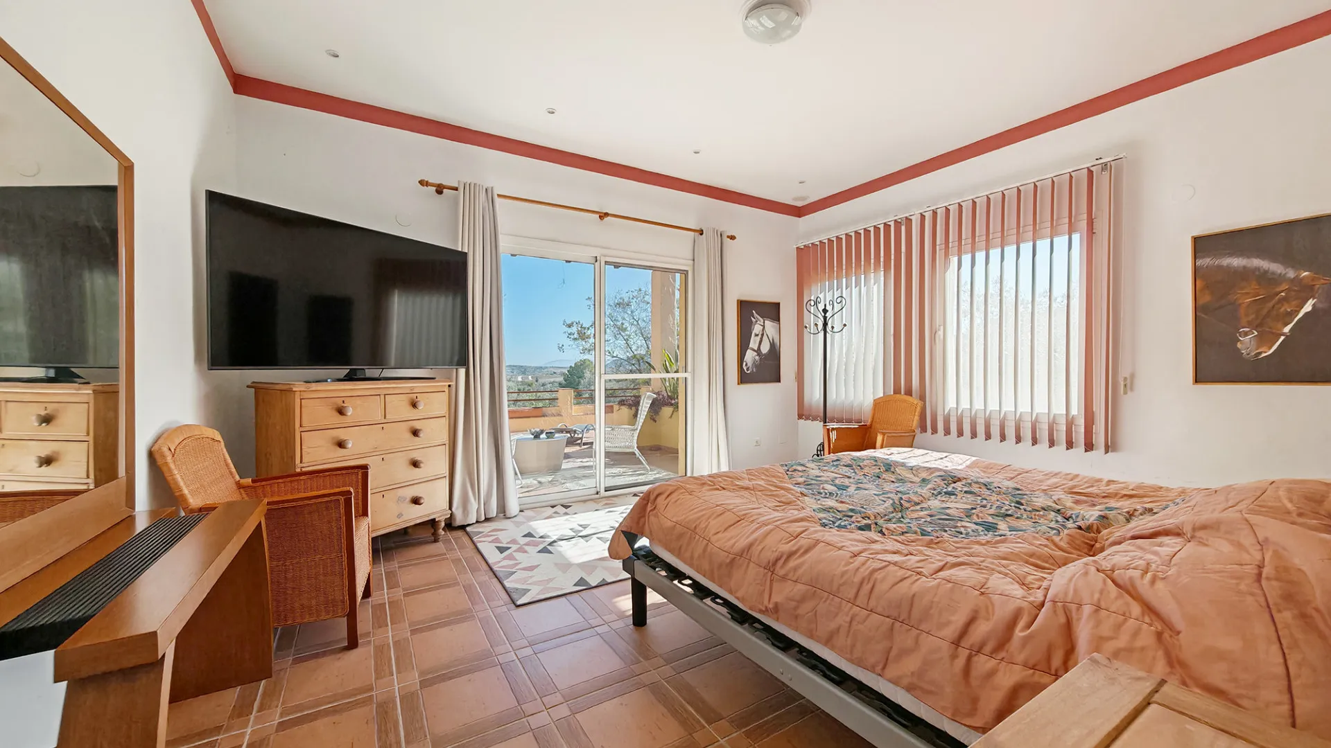 Coin, finca con 12 dormitorios en venta