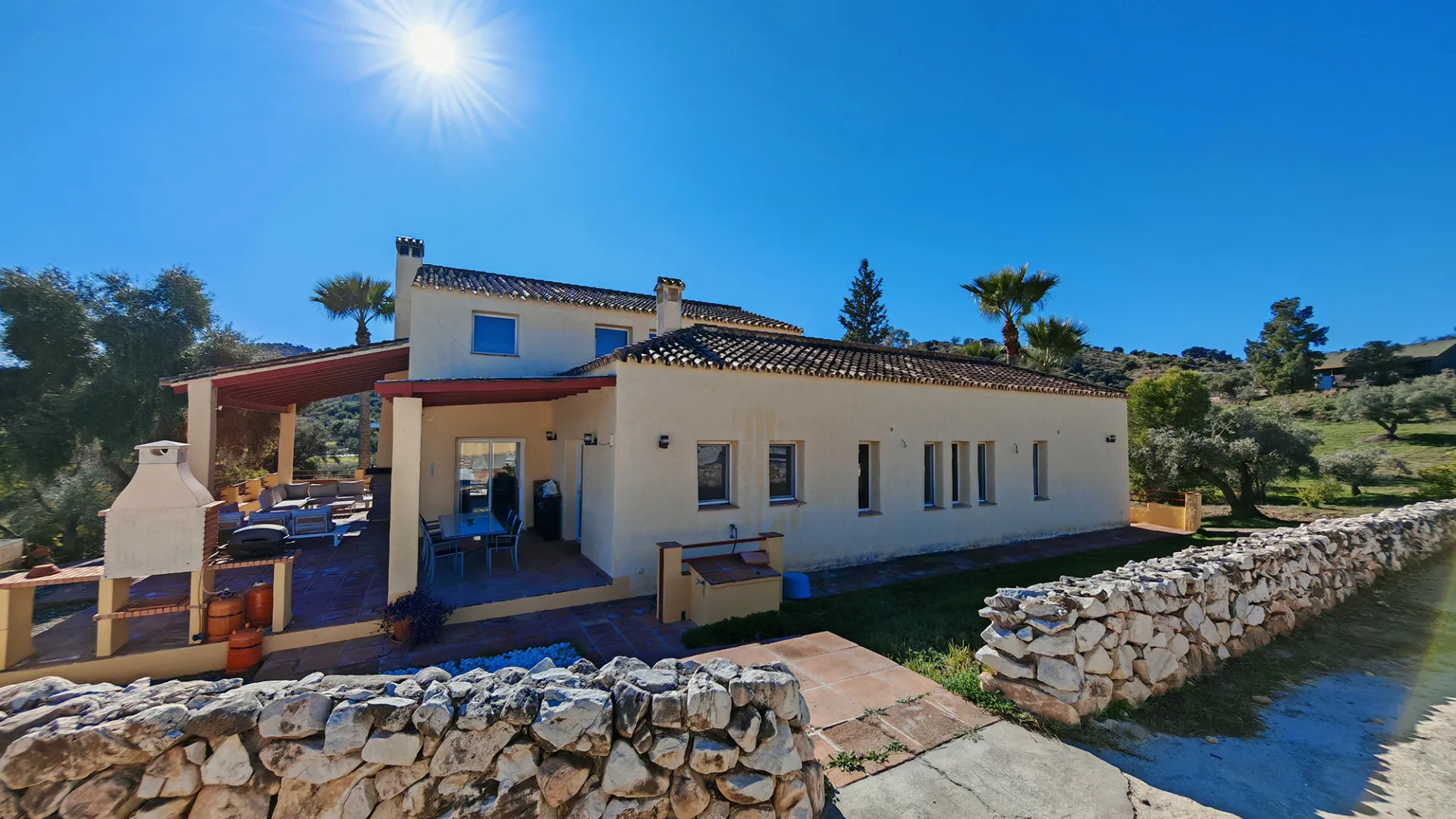 Coin, finca con 12 dormitorios en venta