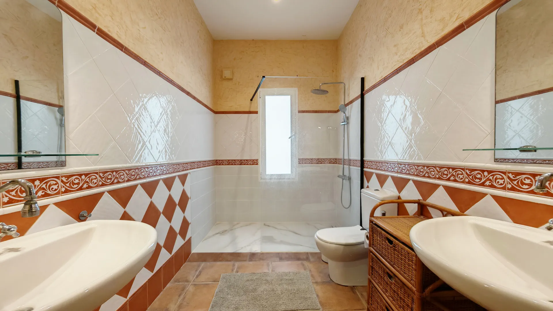 Coin, finca con 12 dormitorios en venta