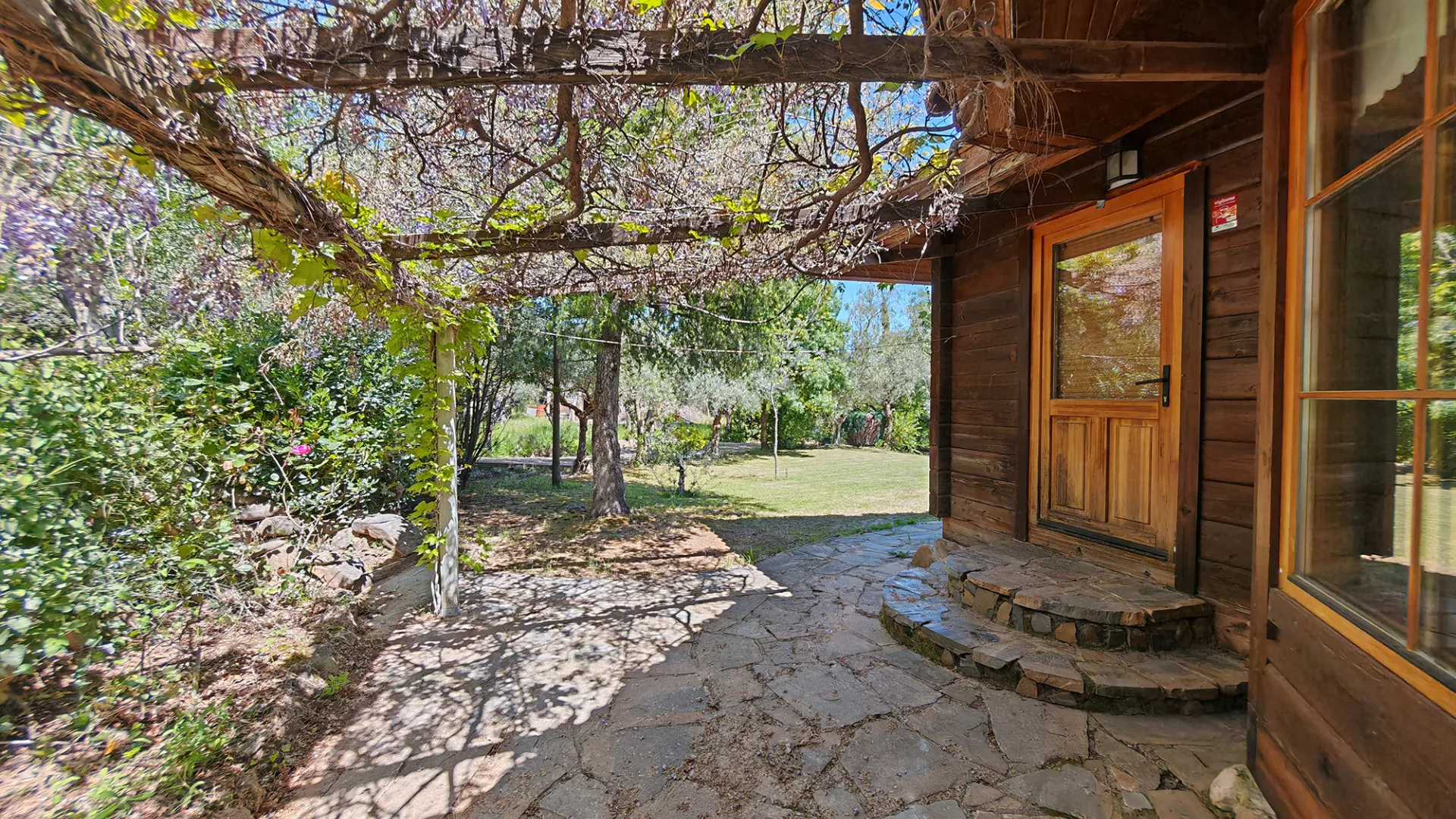 Ojen, finca con 3 dormitorios a la venta