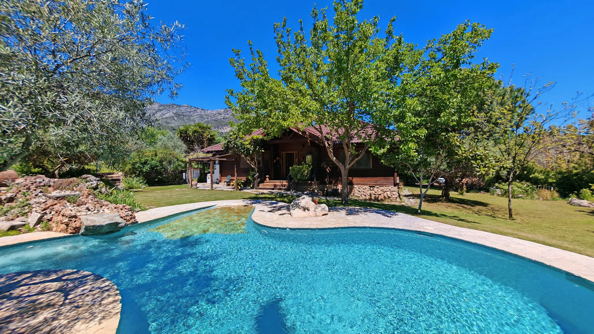 Ojen, finca con 3 dormitorios a la venta