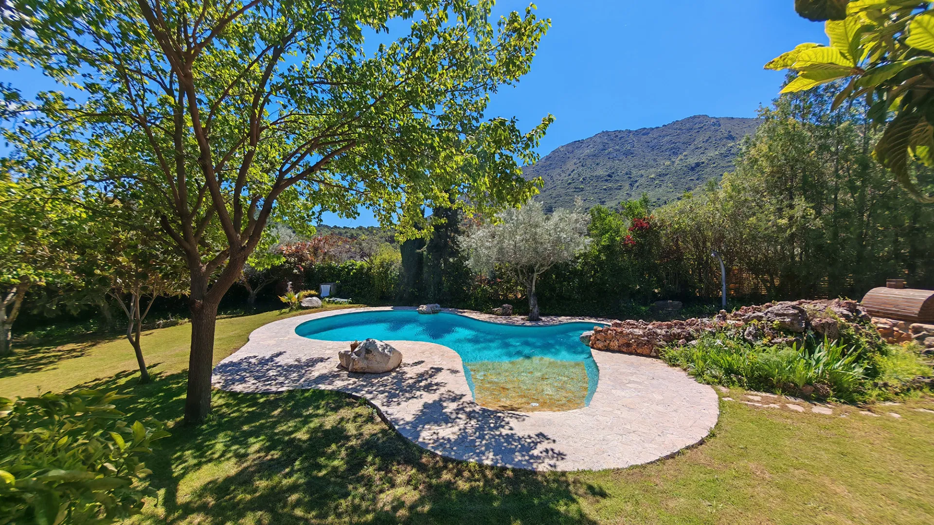 Ojen, finca con 3 dormitorios a la venta