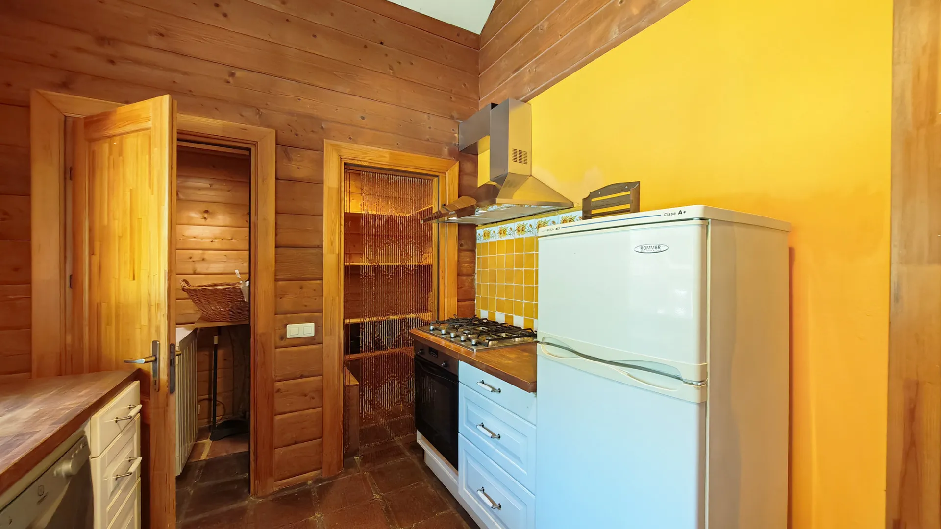 Ojen, finca con 3 dormitorios a la venta