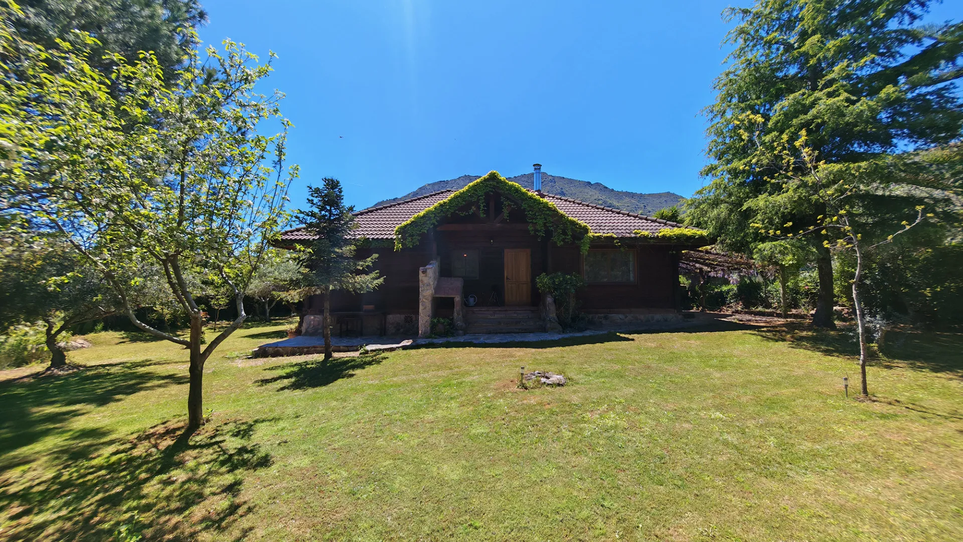 Ojen, finca con 3 dormitorios a la venta