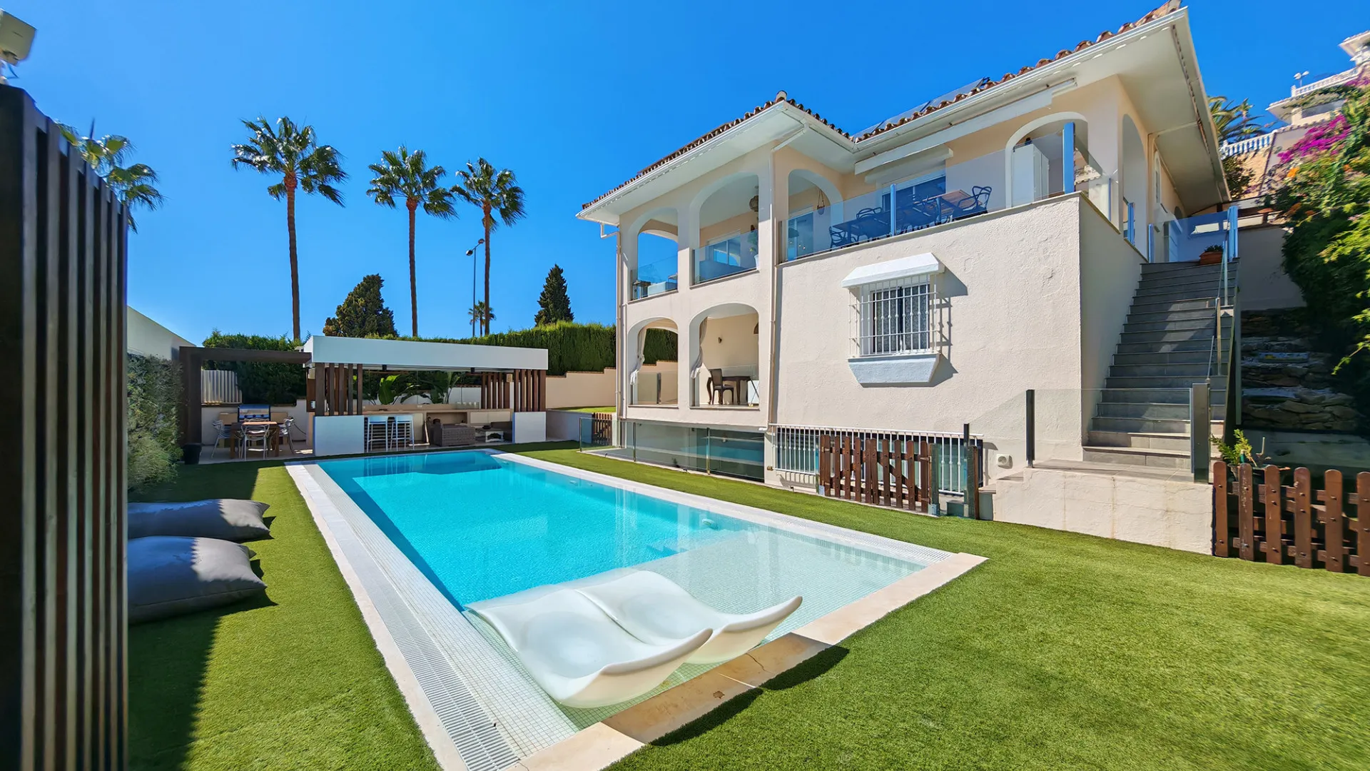 For sale villa with 4 bedrooms in Riviera del Sol