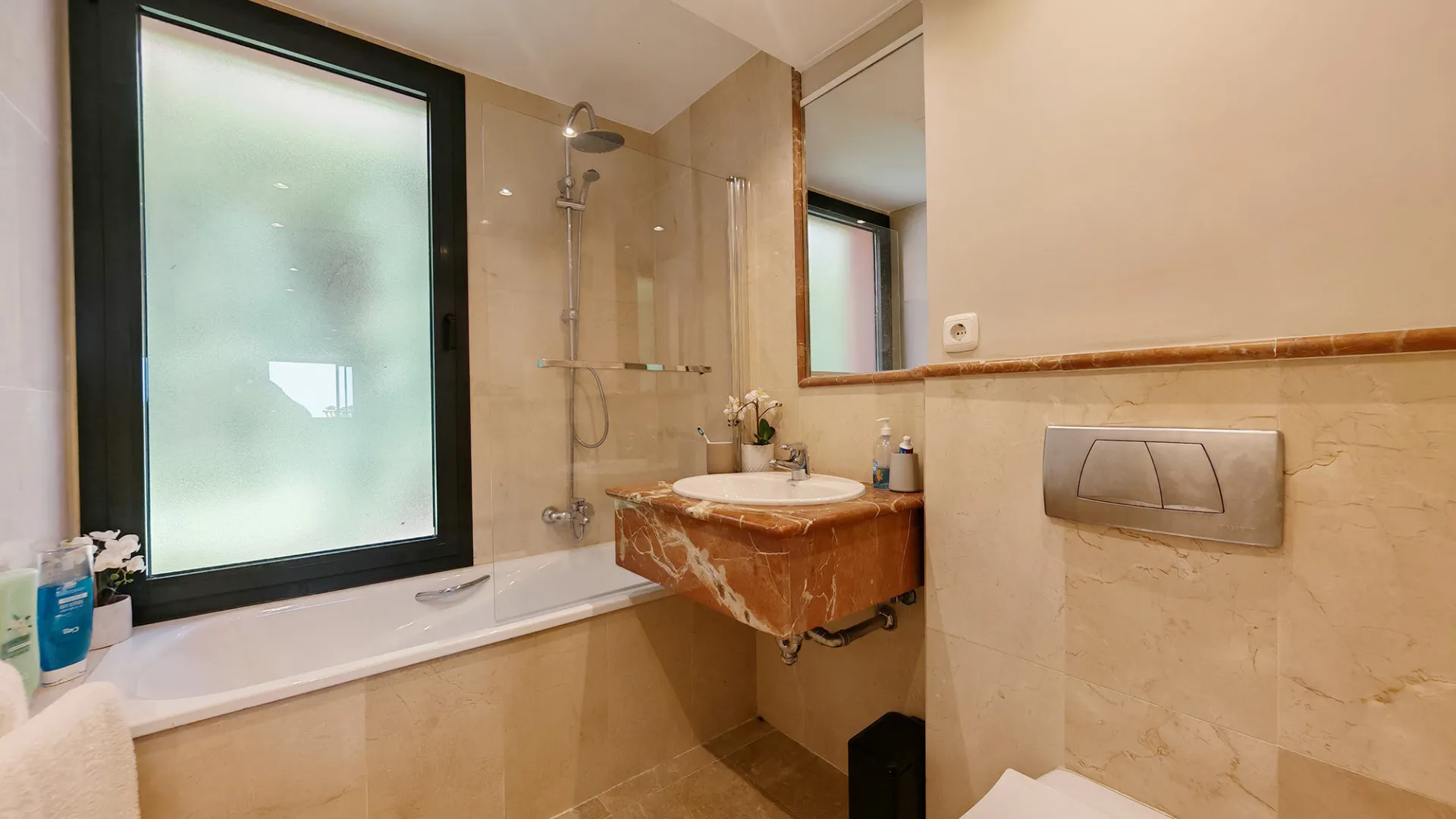 For sale Cascadas de las Lomas ground floor apartment with 3 bedrooms