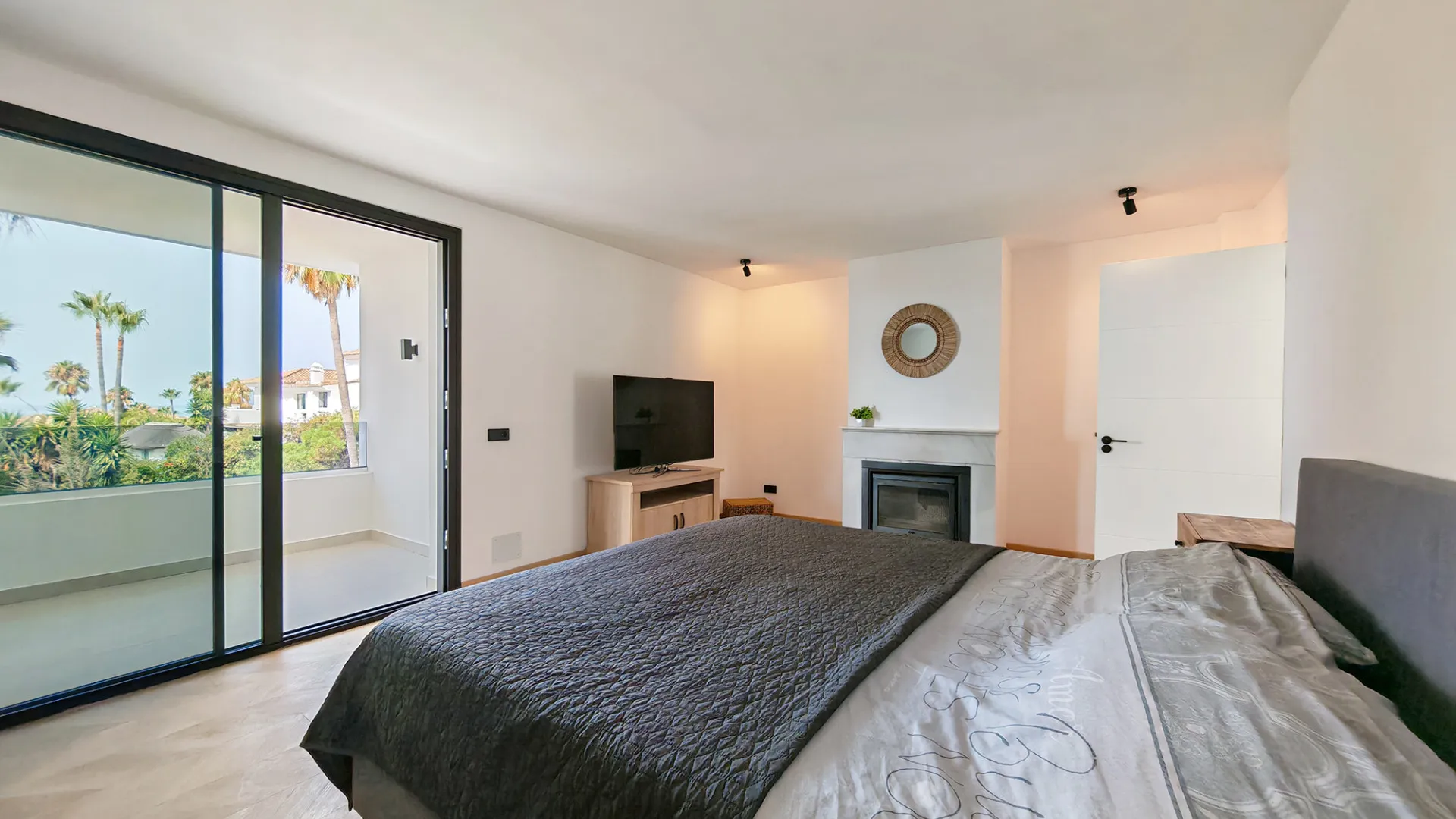 8 bedrooms Elviria villa for sale