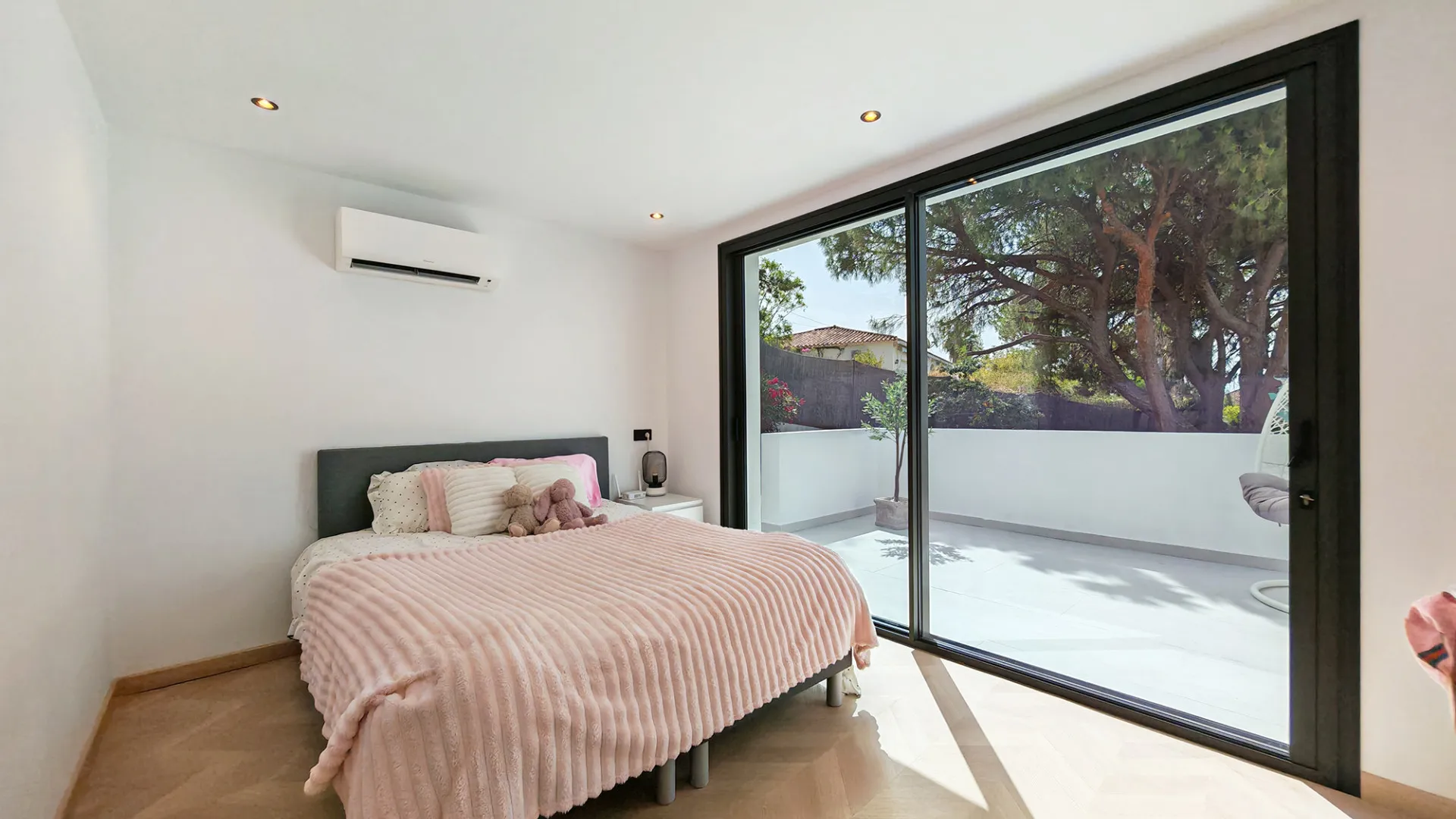 8 bedrooms Elviria villa for sale