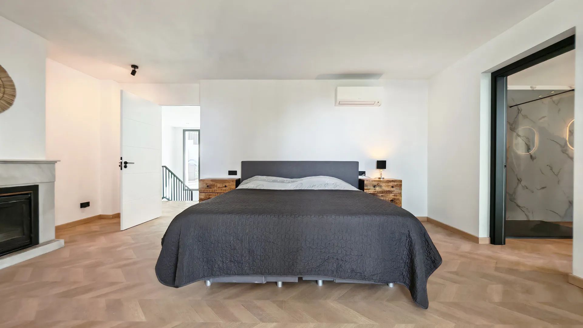 8 bedrooms Elviria villa for sale
