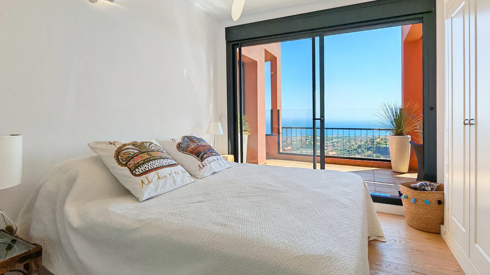 Comprar apartamento con 4 dormitorios en Sitio de Calahonda
