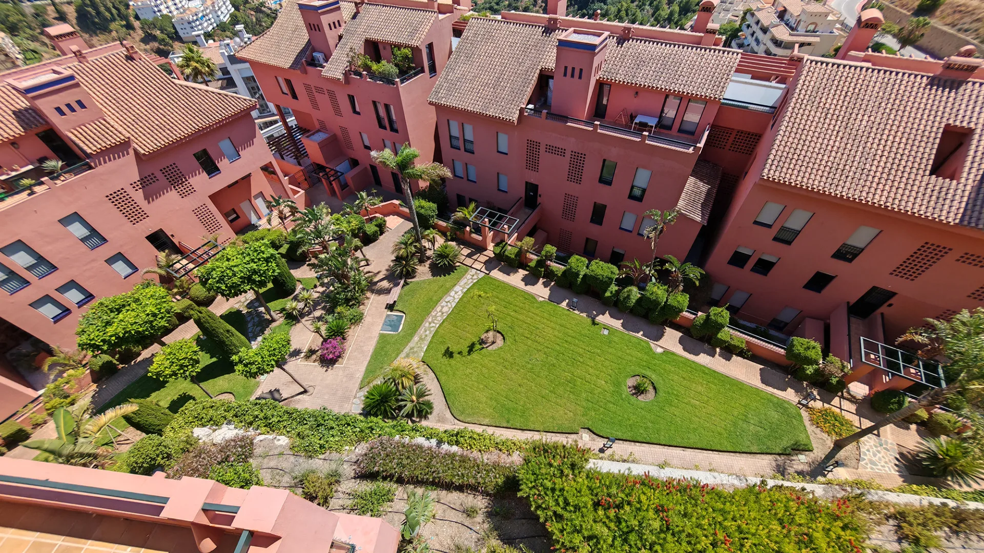 Comprar apartamento con 4 dormitorios en Sitio de Calahonda