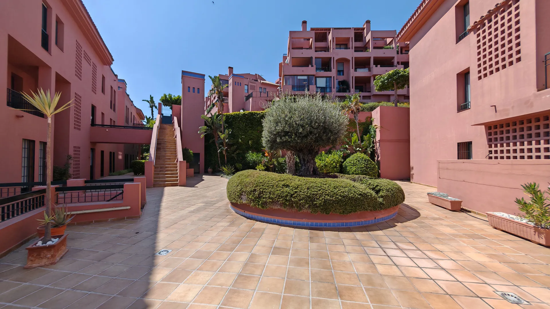 Comprar apartamento con 4 dormitorios en Sitio de Calahonda