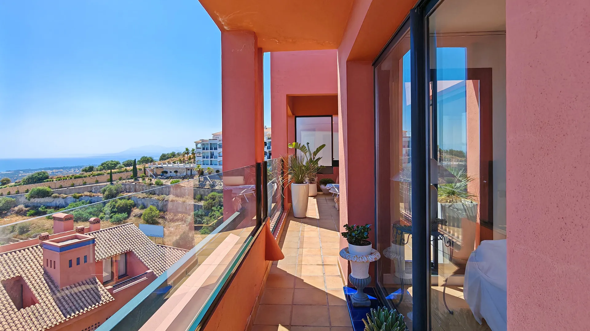 Comprar apartamento con 4 dormitorios en Sitio de Calahonda
