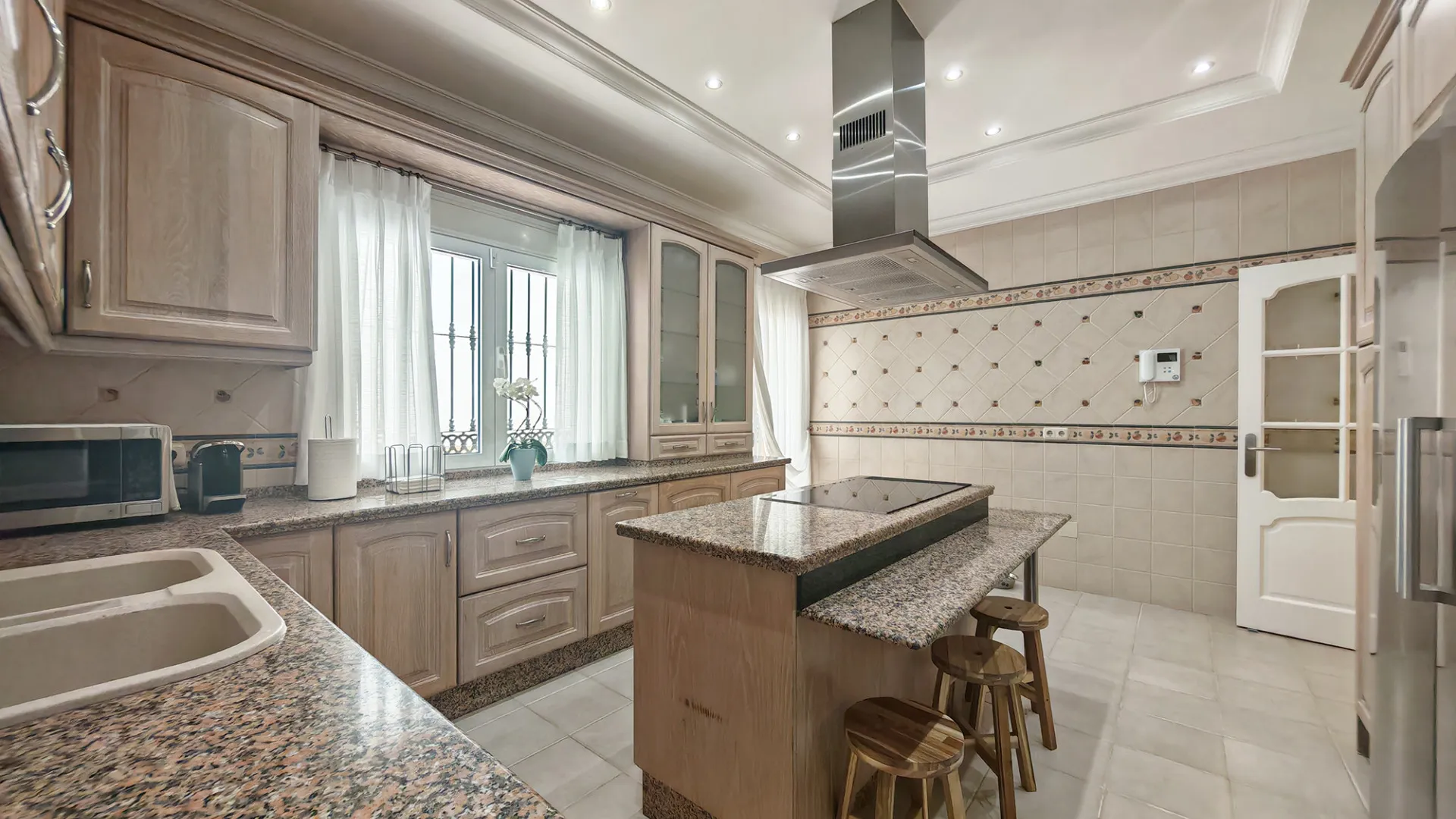 4 bedrooms villa for sale in Elviria