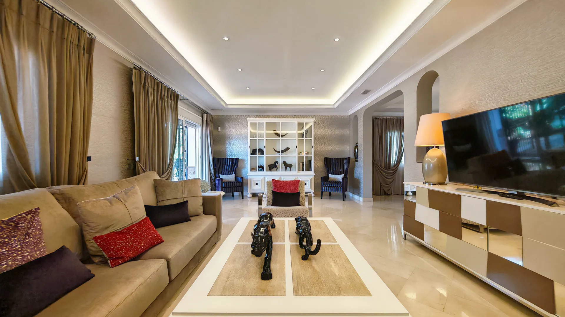 4 bedrooms villa for sale in Elviria