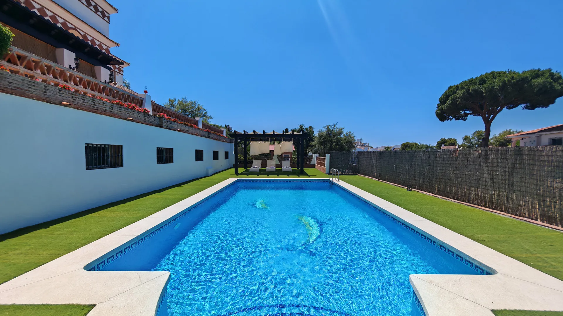 4 bedrooms villa for sale in Elviria