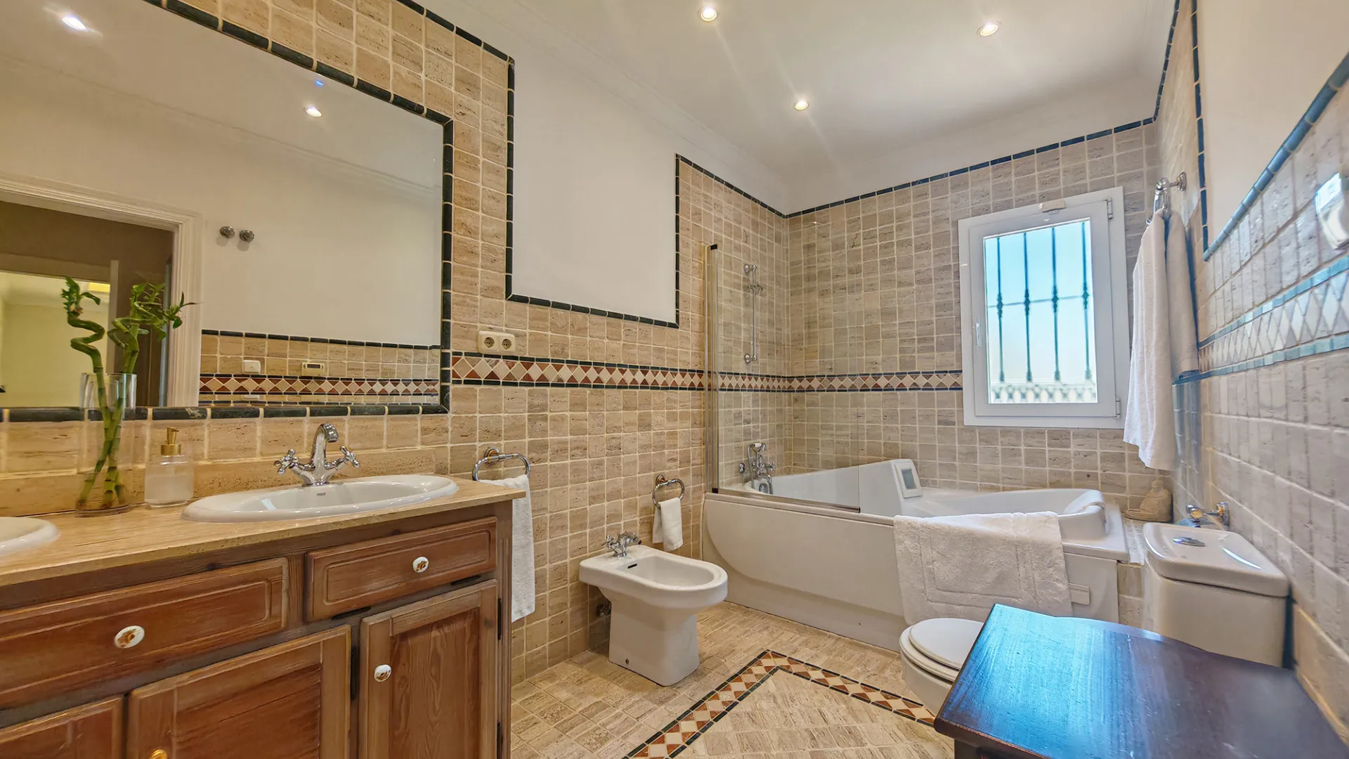 4 bedrooms villa for sale in Elviria