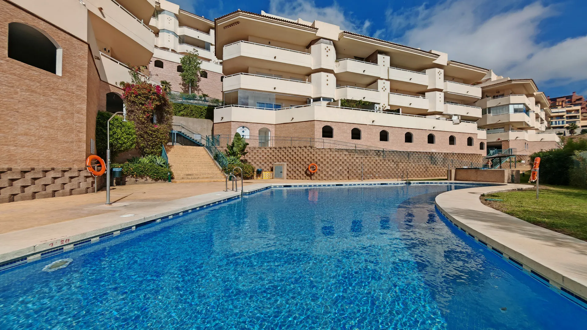 Se vende apartamento con 3 dormitorios en Calahonda