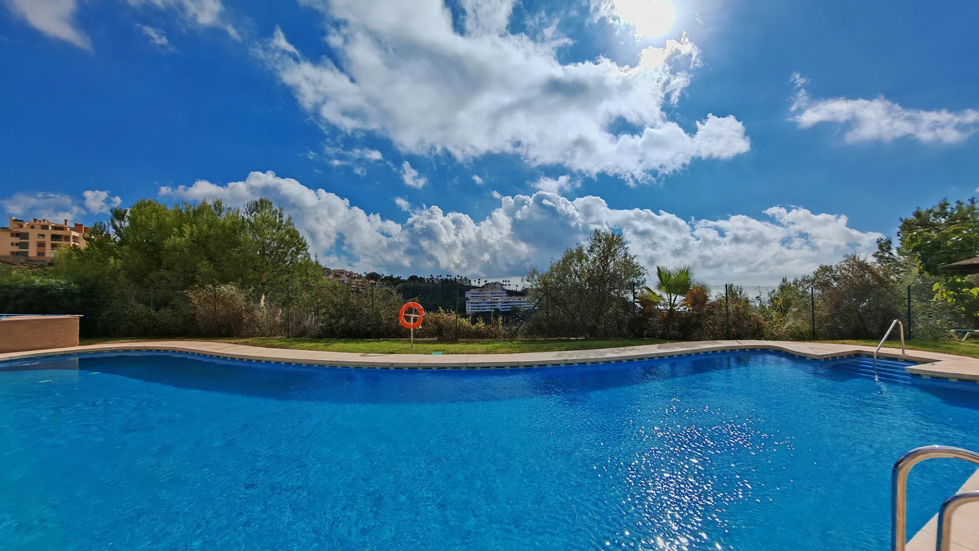 Se vende apartamento con 3 dormitorios en Calahonda