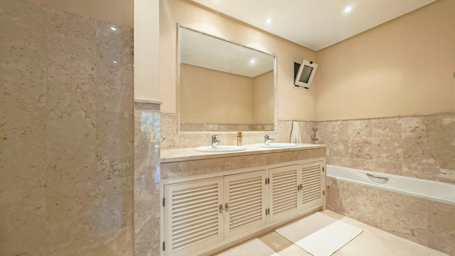 2 bedrooms La Mairena ground floor apartment for sale