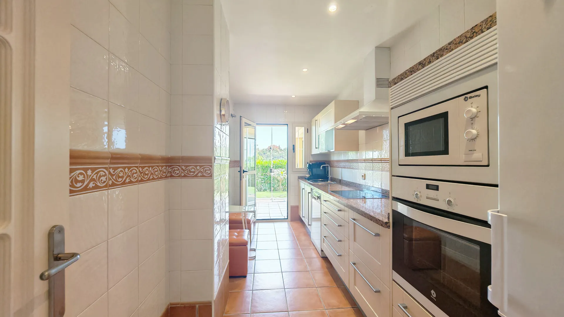2 bedrooms La Mairena ground floor apartment for sale