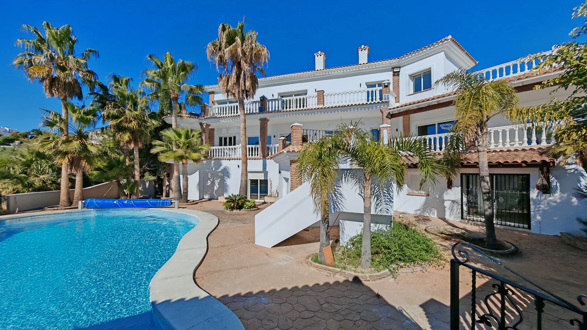 Comprar villa de 9 dormitorios en La Capellania