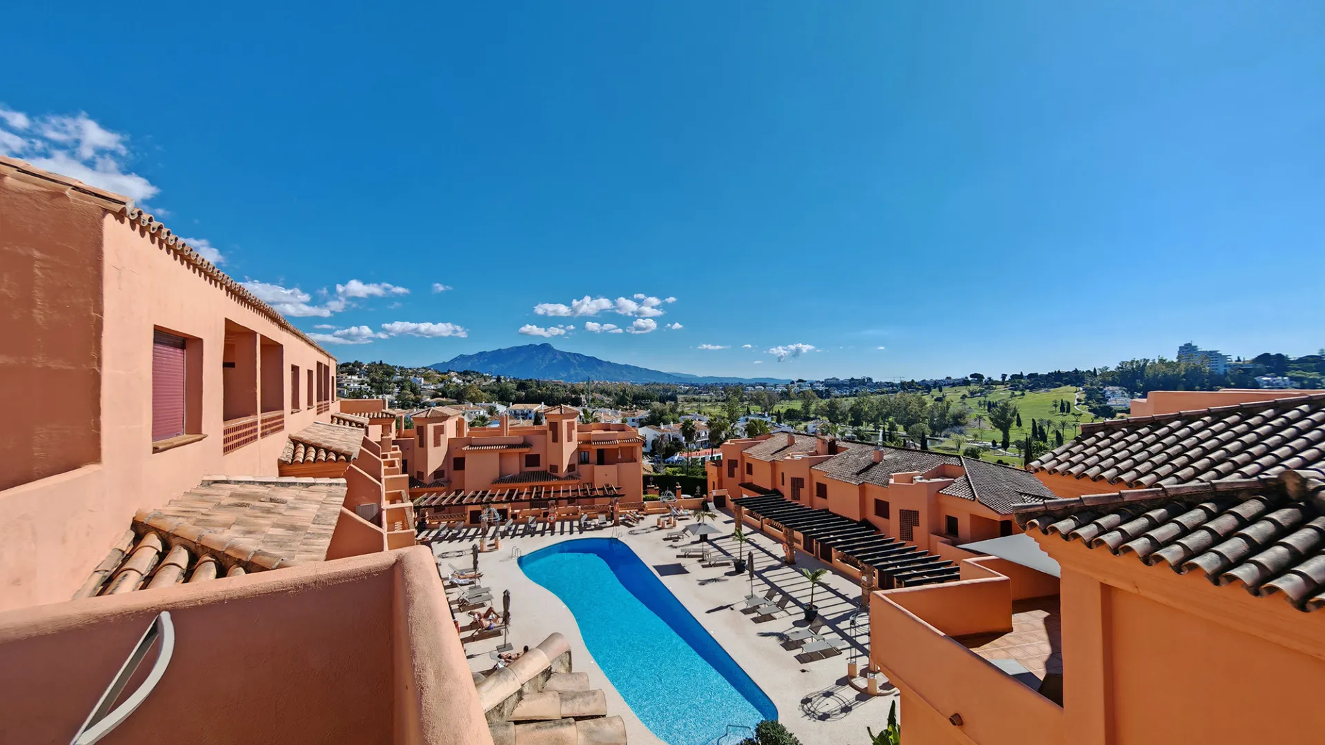 For sale penthouse in Benahavis