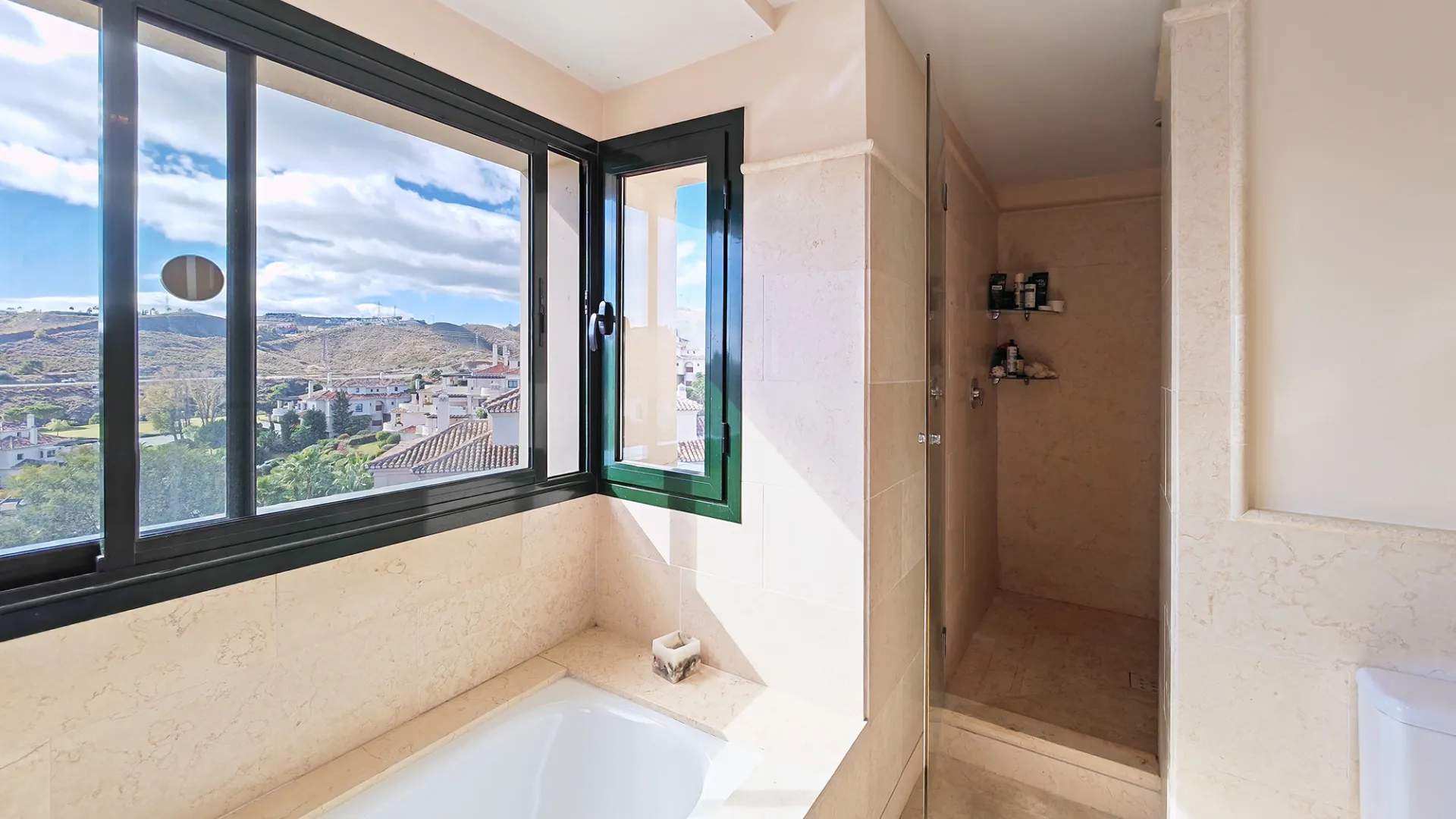 Se vende atico duplex en Benahavis