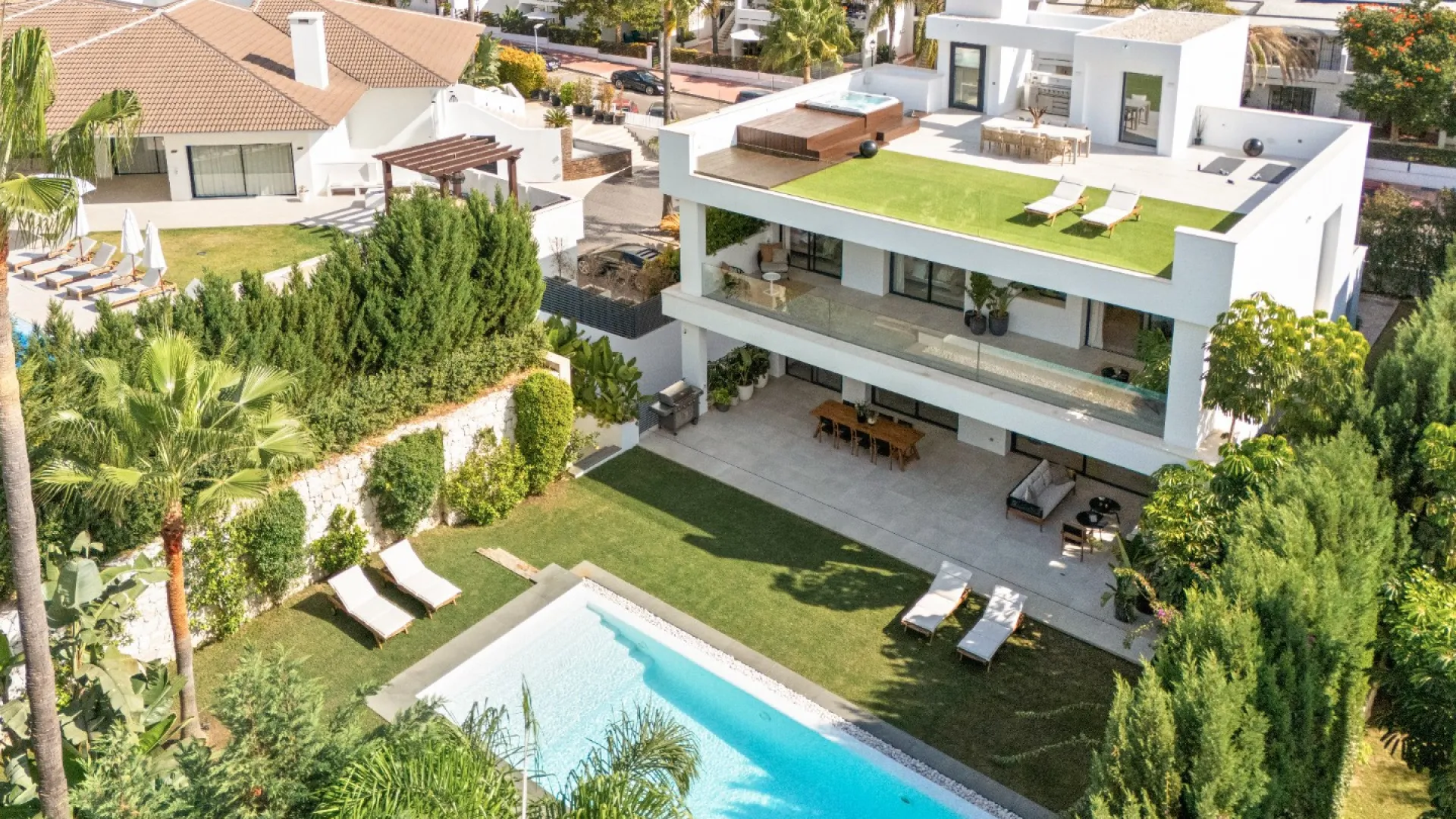 For sale villa with 5 bedrooms in Nueva Andalucia