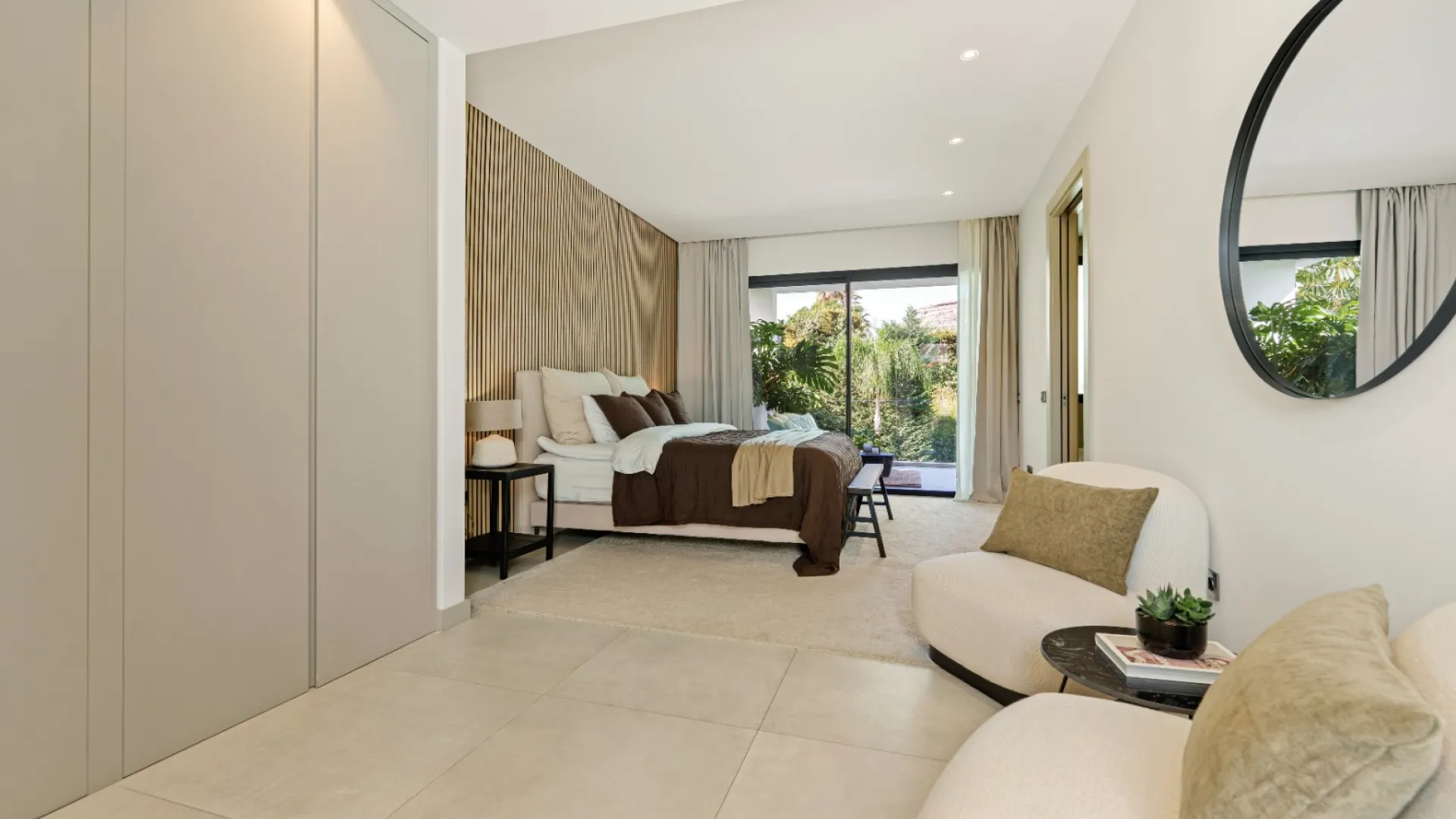 For sale villa with 5 bedrooms in Nueva Andalucia