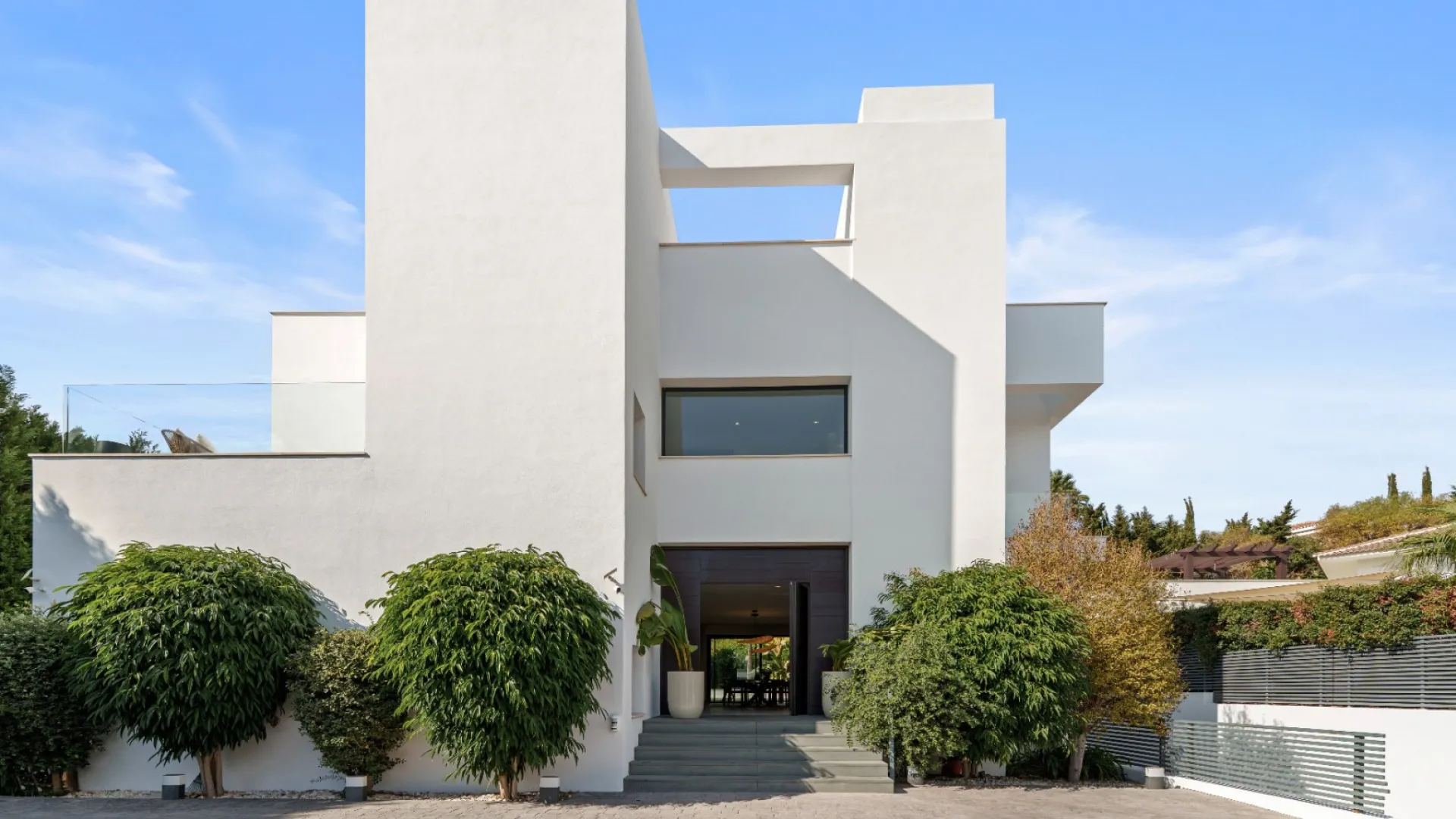 For sale villa with 5 bedrooms in Nueva Andalucia