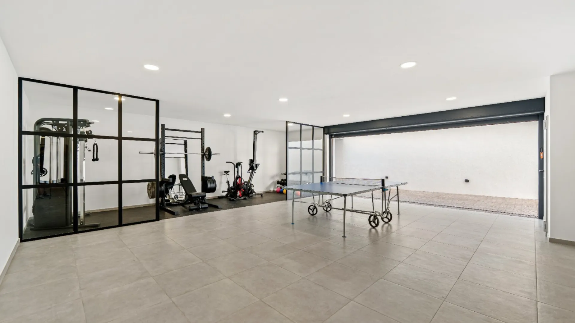 For sale villa with 5 bedrooms in Nueva Andalucia