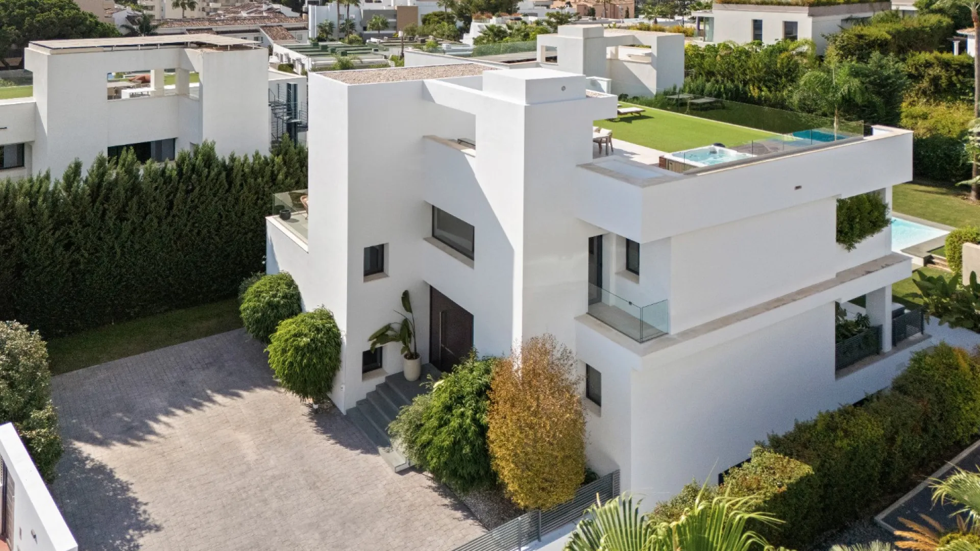 For sale villa with 5 bedrooms in Nueva Andalucia