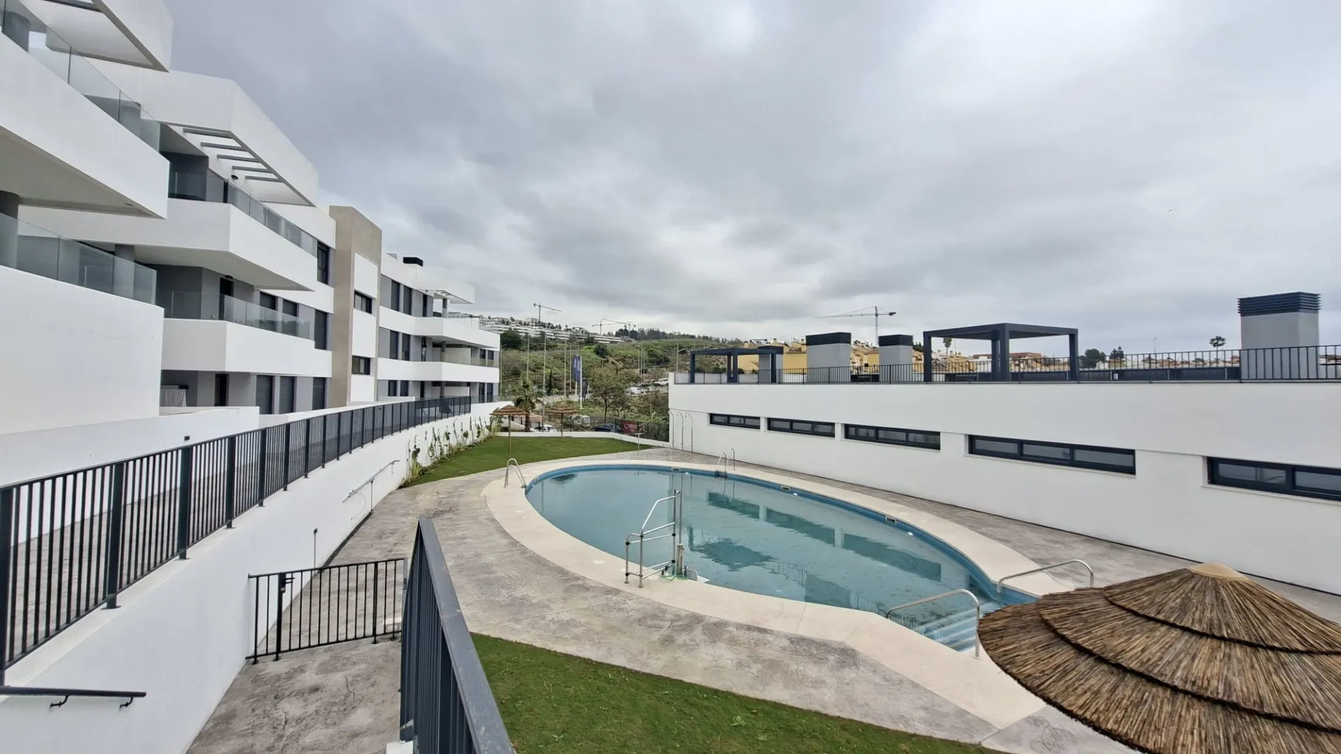 For sale 2 bedrooms apartment in Estepona Centre