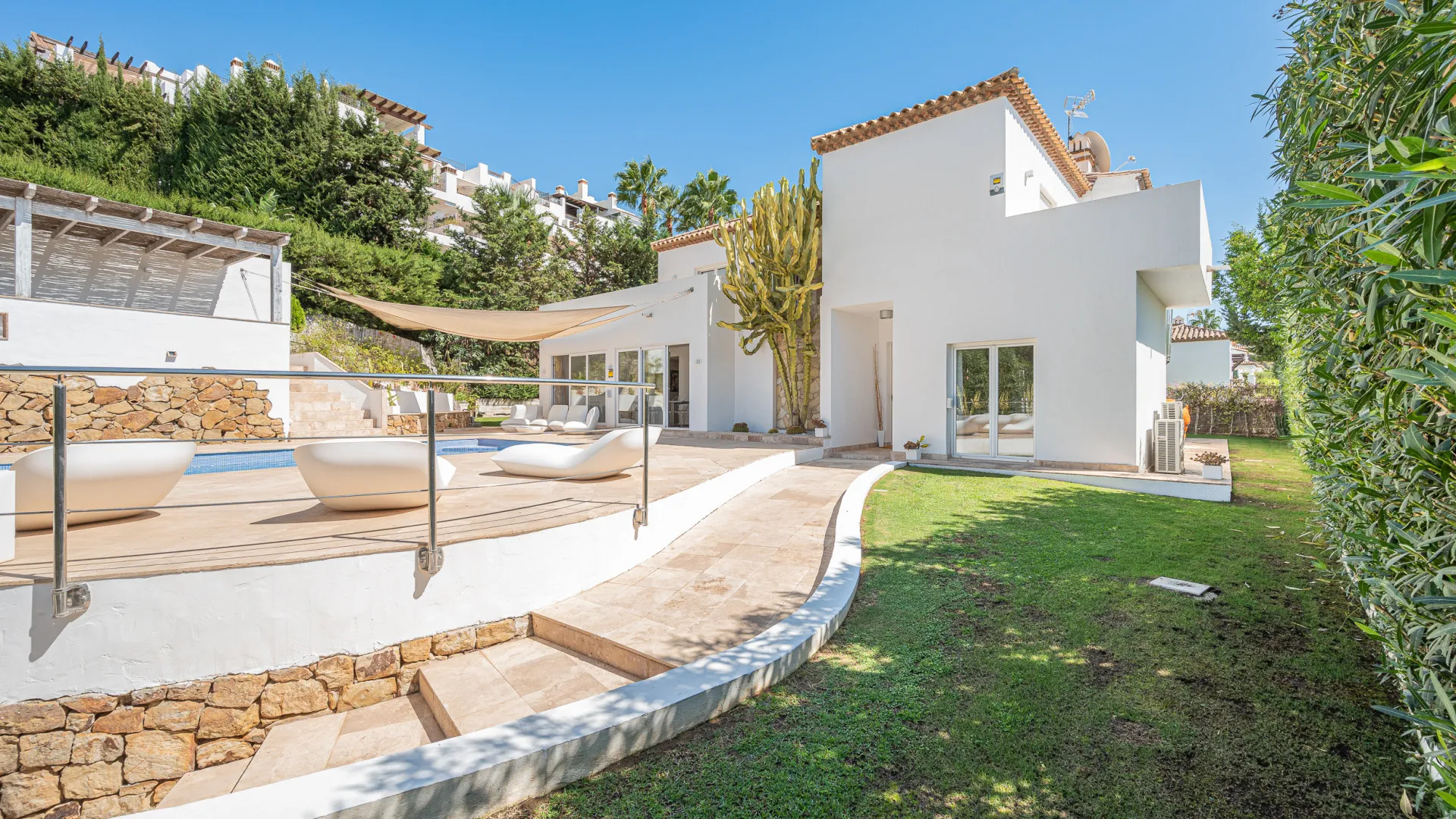 For sale villa in Nueva Andalucia