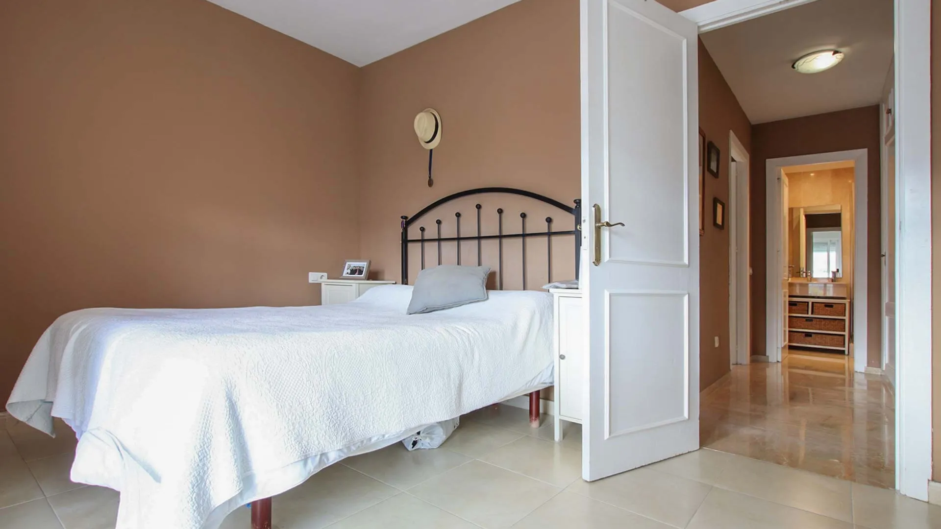 Ground floor apartment for sale in Nueva Andalucia with 3 bedrooms