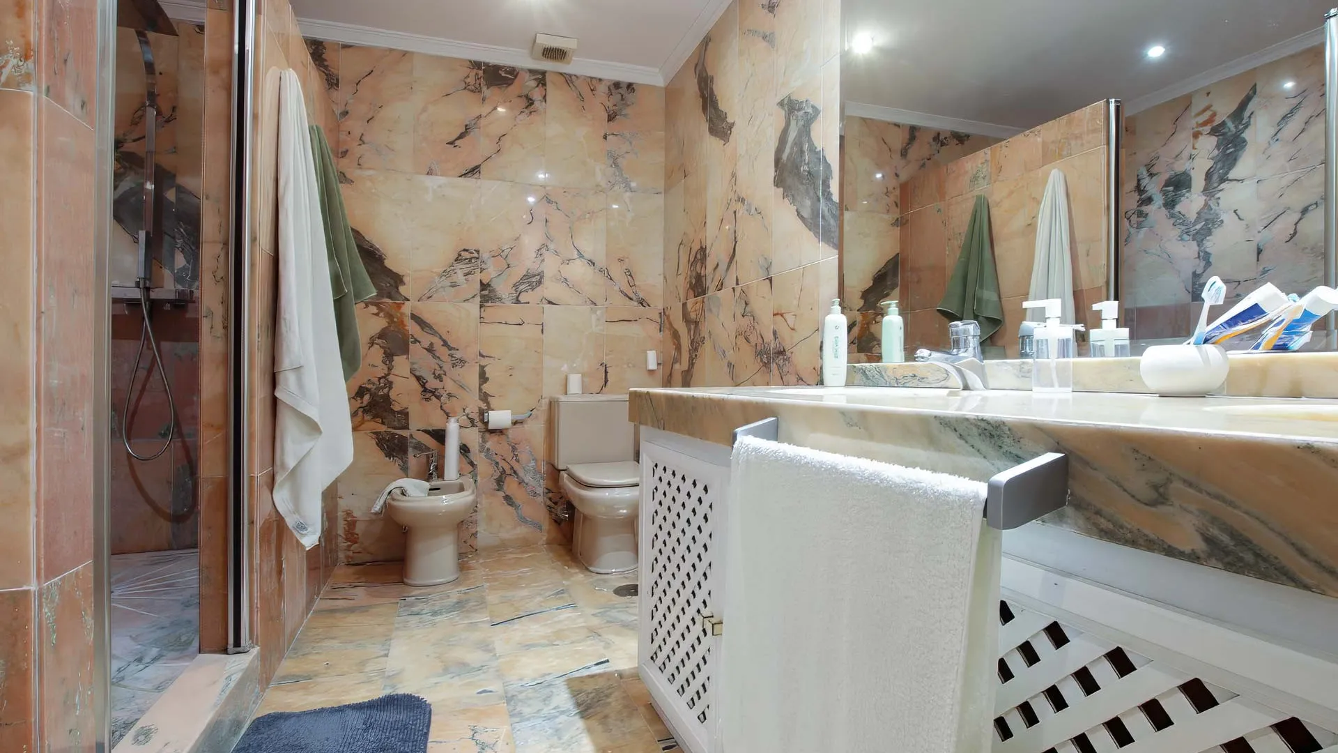 Ground floor apartment for sale in Nueva Andalucia with 3 bedrooms