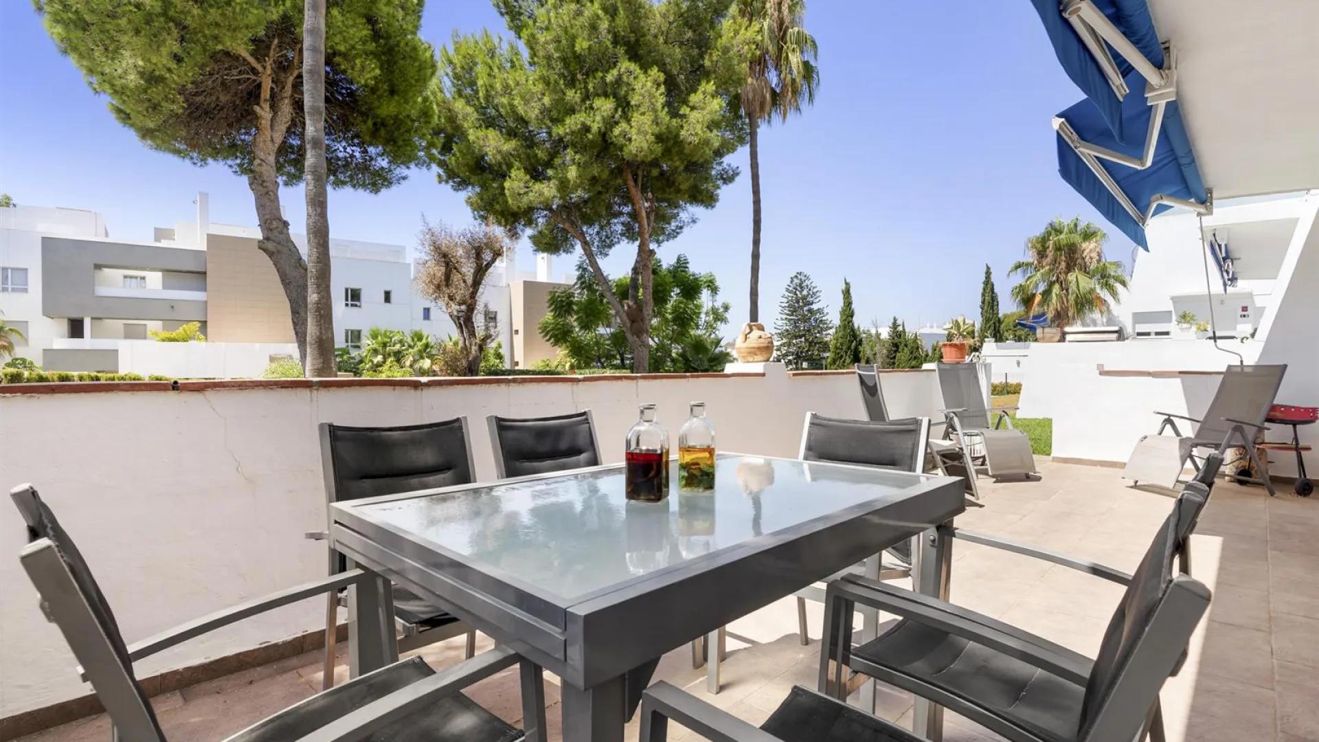 Ground floor apartment with 3 bedrooms for sale in Nueva Andalucia
