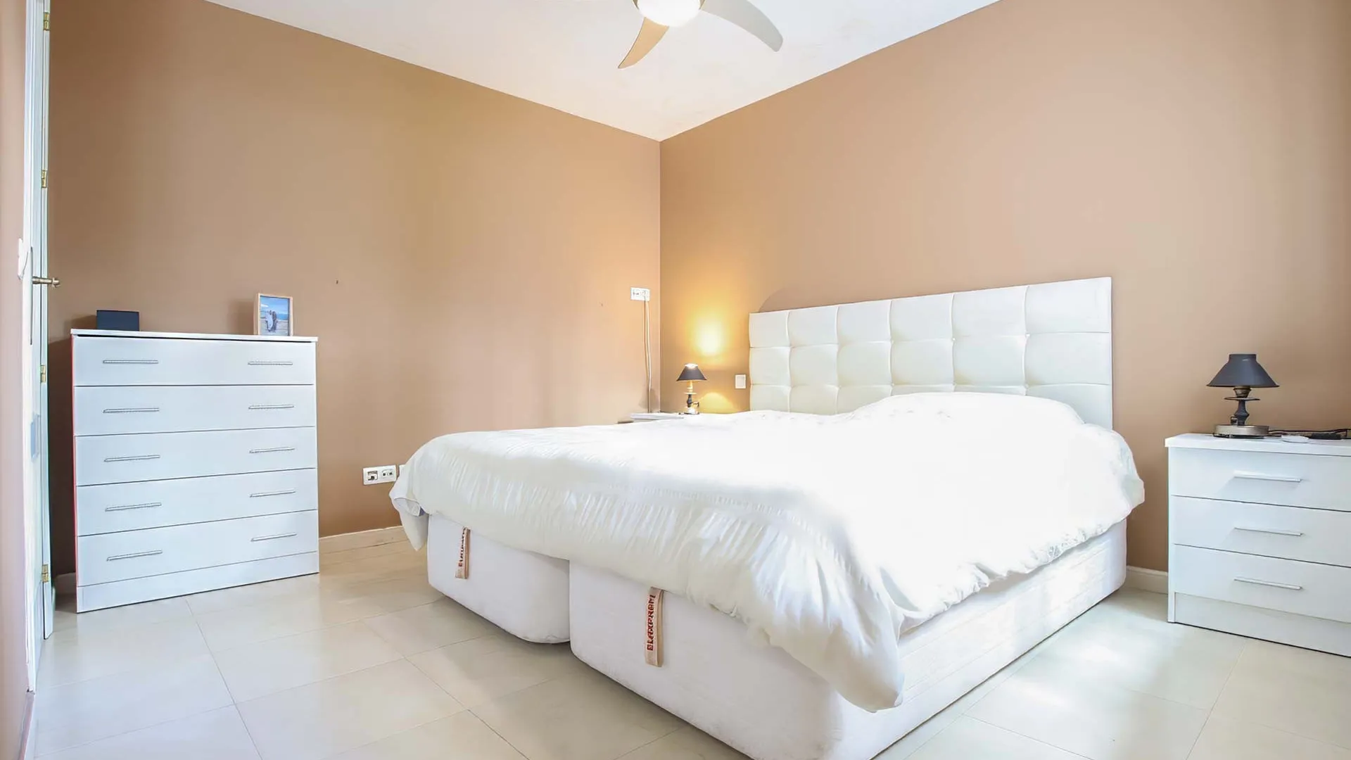 Ground floor apartment for sale in Nueva Andalucia with 3 bedrooms